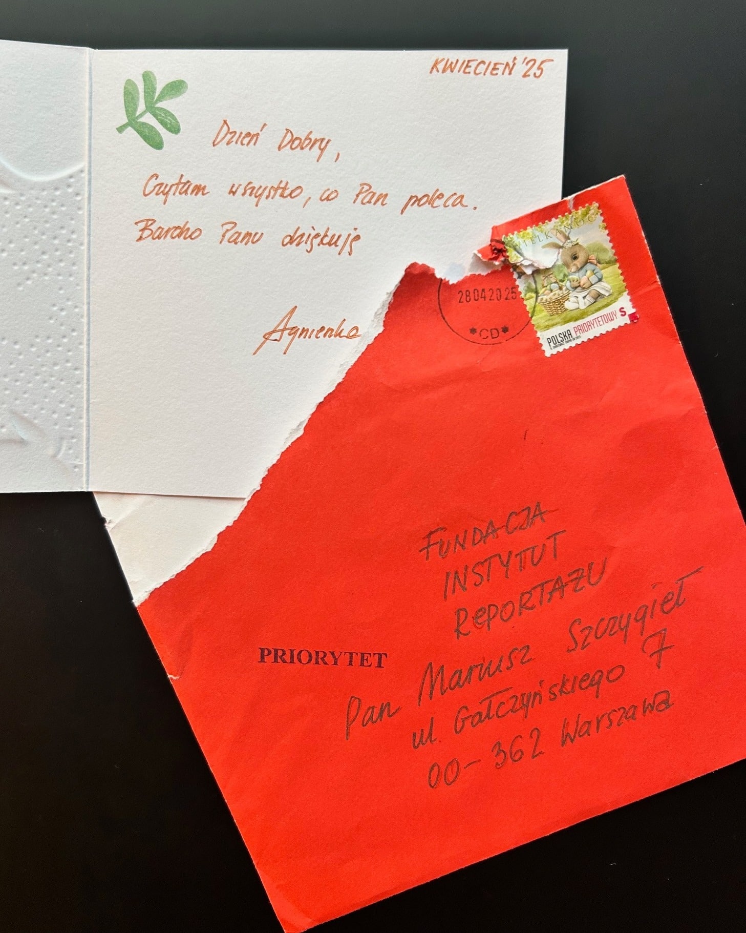 Pani Agnieszko,
na prośbę Mariusza (który dziękuje za kartkę!) przekazujemy, że teraz poleca TCHÓRZY Josefa Škvoreckiego - premiera w tym miesiącu.
- Dowody
PS nieustająco nas wzruszacie! Te oznaki Waszego życia książkami - obrazy, które nam przysyłacie, listy, zdjęcia, a nawet ciastka dla księgarza przynoszone na stoisko w czasie targów - za każdym razem uświadamiają nam, że nasza praca ma sens ♥