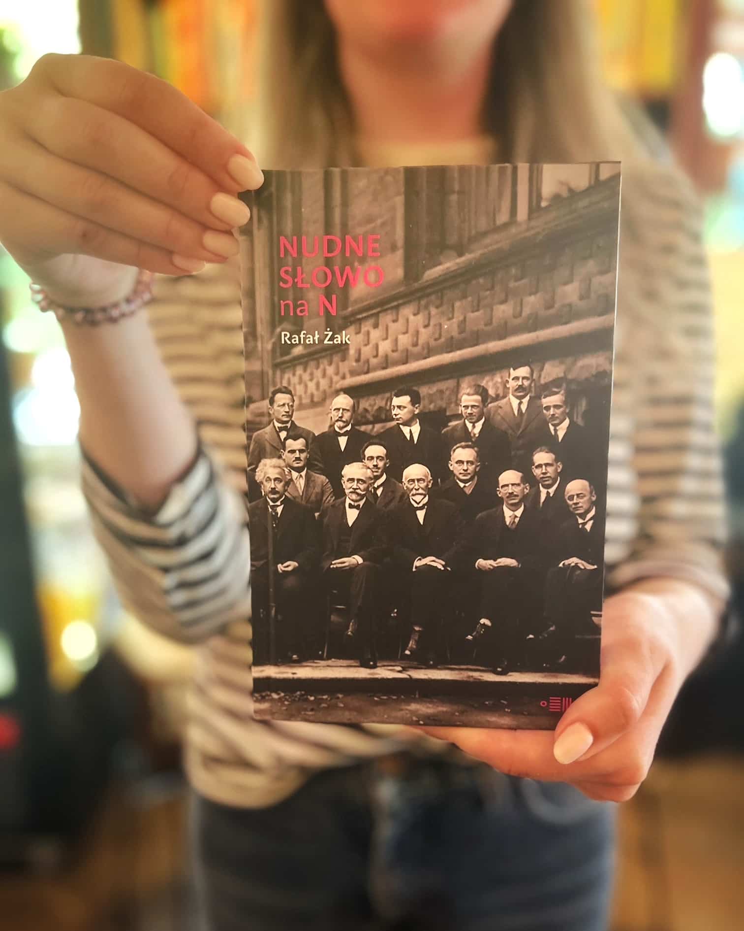 Wstydliwe sprawy przykrywa się zwykle listkiem figowym. W polskiej nauce jest nim Maria Skłodowska-Curie.
Trzeba nazwać sale konferencyjne w Pałacu Staszica – dobrze, że jest Skłodowska.
Pomniki naukowczyń w Warszawie? Owszem, są dwa. A raczej dwie – Skłodowskie.
Kiedy politycy wpadli na pomysł ustanowienia Dnia Nauki Polskiej, w uzasadnieniu napisali: „Wśród naszych najwybitniejszych naukowców można wskazać m.in. postaci
tak wielkiego formatu jak Mikołaj Kopernik, Jan Heweliusz, Ignacy Łukasiewicz, Karol Olszewski i Zygmunt Wróblewski, Maria Skłodowska-Curie, Henryk Arctowski,
Ludwik Hirszfeld, Jan Czochralski czy Stefan Banach”. Dobrze, że jest Skłodowska!
Gdy ktoś poprosi cię w rozmowie o podanie nazwiska polskiej naukowczyni, pomyślisz: „Dobrze, że jest Skłodowska!”.
Dzięki Skłodowskiej polska nauka może odetchnąć: przecież pamięta o kobietach.
Podwójna noblistka odgrywa rolę podobną do Gdyni u Antoniego Słonimskiego w jego tekstach z okresu międzywojnia. Kiedy wytknięto mu, że nazbyt narzeka na młode państwo, bo przecież jest Gdynia, felietonista obiecał za każdym razem dodawać do swoich narzekań formułę: „Mimo że Gdynia się rozbudowuje” w postaci skrótu „M.ż.G.s.r.”.
Zatem: D.ż.j.S.!
(fragment książki NUDNE SŁOWO NA N)
#nudnesłowonan #nudneslowonan #rafałżak #rafalzak