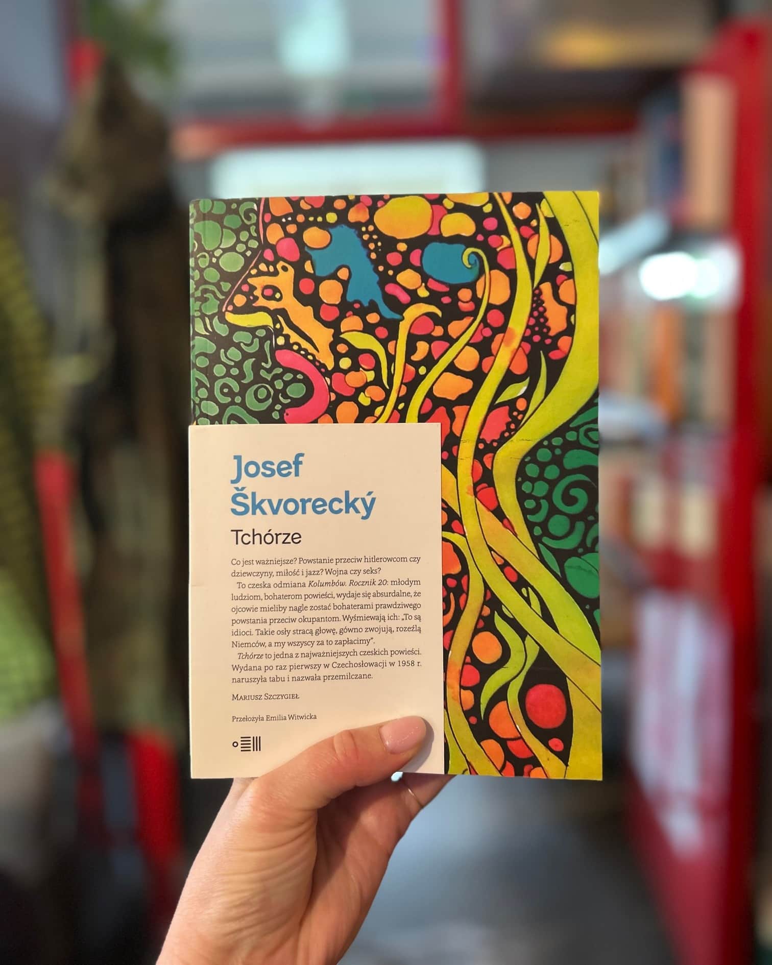 "W tej książce dzieje się dużo, a to, czego w niej nie ma, to patos. Choć byłoby o niego łatwo. (...) Nie jest tak, że bohaterstwo w tej książce jest niepotrzebne albo wyśmiewane; nawet gdy za maszerującym chłopakiem biegnie jego rodzicielka z pytaniem, kiedy on przyjdzie na obiad. Przecież choćby Danny chwyta za broń i pomaga potrzebującym, i jest przejmująca scena, kiedy patrzy na fotografię prezentującą poległego kolegę. (...) Chodzi raczej o krytykę bohaterszczyzny".
Rafał Kowalski poleca TCHÓRZY.
#tchórze #tchorze #josefskvorecky #skvorecky #stehlik