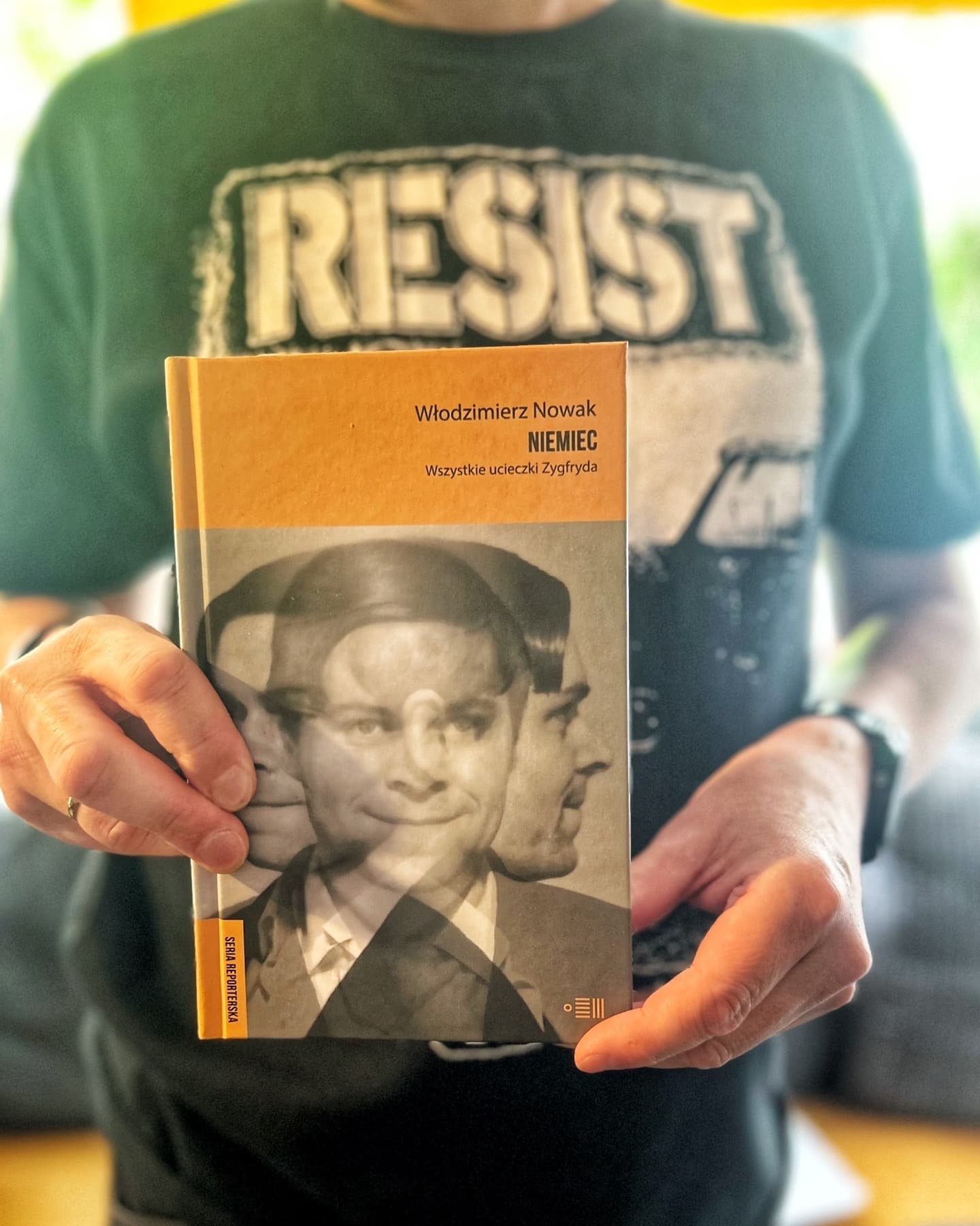 Radzę się znajomych, kolegów po fachu, pytam na spotkaniach: co robić? Zostawić historię, która mnie przerosła?
Nie, napisz, że utknąłeś, że koniec, serce straciłeś do tego. A potem pisz dalej.
O zdrajcy?!
A czemu nie? W zdradzie widać wielkie sprawy.
A dlaczego nie pisać o małych ludziach? Wszyscy mamy nieprzerobiony PRL. O, napisz: „wszyscy mamy nieprzerobiony PRL”. Może nawet ci trzydziestolatkowie urodzeni w wielkiej płycie, którzy ot, tak zmykają z tego kraju, bo im wygodniej gdzie indziej, też mają nieprzerobiony PRL, chociaż go prawie nie widzieli. Odziedziczyli PRL po tacie i mamie. (...)
Jak nie przerobicie swojego PRL-u, to nie będziecie wiedzieli, kim jesteście, tak napisz.
Ludzie mają w głowach PRL sentymentalny, dużo wódki, dużo wąsów, dużo rozmów, każda zasadnicza, po bebechach, i że państwo dawało mieszkania. Albo pamiętają tylko szarość. A zapomnieli o mdłościach. Zapomnieli konformizm na co dzień, dni podszyte tchórzem, takie coś oślizgłego, co chodzi za tobą, obłapia.
I tych facetów bez twarzy. Pamiętacie tajniaków? Ćwiczyli twarze, żeby nie miały wyrazu. Wręczał ci wezwanie, przed chwilą stał tu w progu, coś mówił, a ty już nie możesz sobie przypomnieć, czy miał oczy, nos, usta. Strach pamiętasz. (...)
W PRL ludzie byli fajni, tacy fajni jak ludzie teraz. System nie działa wprost na człowieka, nie psuje każdego z osobna, pojedynczo, nie dałby rady. On celuje w to, co jest między ludźmi. Psuje to, co ludzi łączy – uczucia, marzenia, ambicje, wtedy psuje ludzi całymi garściami, hurtowo. Wtedy ludzie fajni zachowują się niefajnie, ludzie dobrzy robią podłe rzeczy. (...)
Jest taka teoria, że nasze wspólne przekonania, zbiorowe wyobrażenia zawsze wloką się z tyłu. To wszystko za szybko poszło, głowy zostały w tyle. Głowa nie biegnie tak szybko jak nogi, ręce, nie nadąża. W rękach już smartfony, a głowy jeszcze w Polsce Ludowej albo gdzieś po drodze, w latach dziewięćdziesiątych, chwalą Gierka i mizdrzą się do wielkiej płyty.
Może dzisiejsze kłopoty z Polską to nieprzerobiony PRL. Tak.
Cały ten PiS to przecież nieodrobiony PRL. O, tak napisz!
(fragment książki)
