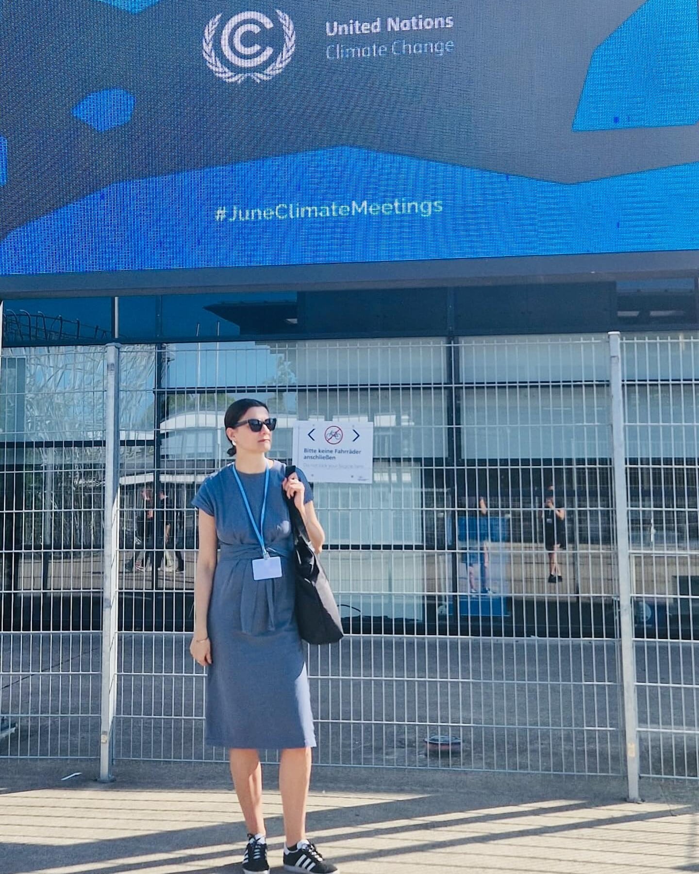 Jeśli jeszcze nie śledzicie w socialach naszej autorki Urszuli Jabłońskiej, to polecamy:
"Zaiste zawile są reporterskie ścieżki, a ostatnia zaprowadziła mnie do siedziby ONZ, gdzie przyglądałam się negocjacjom klimatycznym.
🗣️ Pamiętacie Christianię, którą opisałam w książce ŚWIATY WZNIESIEMY NOWE? Społeczność, w której mieszka prawie tysiąc osób, rządzi się zasadą konsensusu - każda decyzja zapada wyłącznie przy zgodzie całej wspólnoty (a przynajmniej tej części, która chodzi na zebrania).
🗣️ W ONZ jest podobnie. Od trzydziestu lat przedstawiciele (prawie) wszystkich państw zebranych w rozmaite grupy interesu (np. Kraje rozwinięte, kraje rozwijające się plus Chiny czy małe kraje wyspiarskie) deliberują nad tym, jak uratować ludzka cywilizację.
🗣️ Jak ograniczyć emisje (i kto ma za to zapłacić?). Jak ludzie mogą przystosować się do ocieplającego się klimatu (i kto ma za to zapłacić)? I wreszcie - czy da się przeliczyć na pieniądze ginące gatunki, wiedzę rdzennych społeczności, przesiedlone wioski, ląd, który znalazł się pod wodą, rzekę, która wyschła?
🗣️ To tak w teorii, bo w praktyce negocjatorzy spierają się o przecinki i nawiasy w dokumentach. Przysięgam, że można zwariować.
🗣️ Jednak kiedy na stronie wyraziłam swoje wątpliwości, jedna z delegatek powiedziała coś, co zostanie ze mną na długo - Jak to zrobić inaczej? Kto miałby podejmować decyzje w imieniu całej ludzkości? Demokracja jest bardzo męcząca i powolna, ale jaka jest alternatywa?"
post za: @urszula.jablonska_autorka
