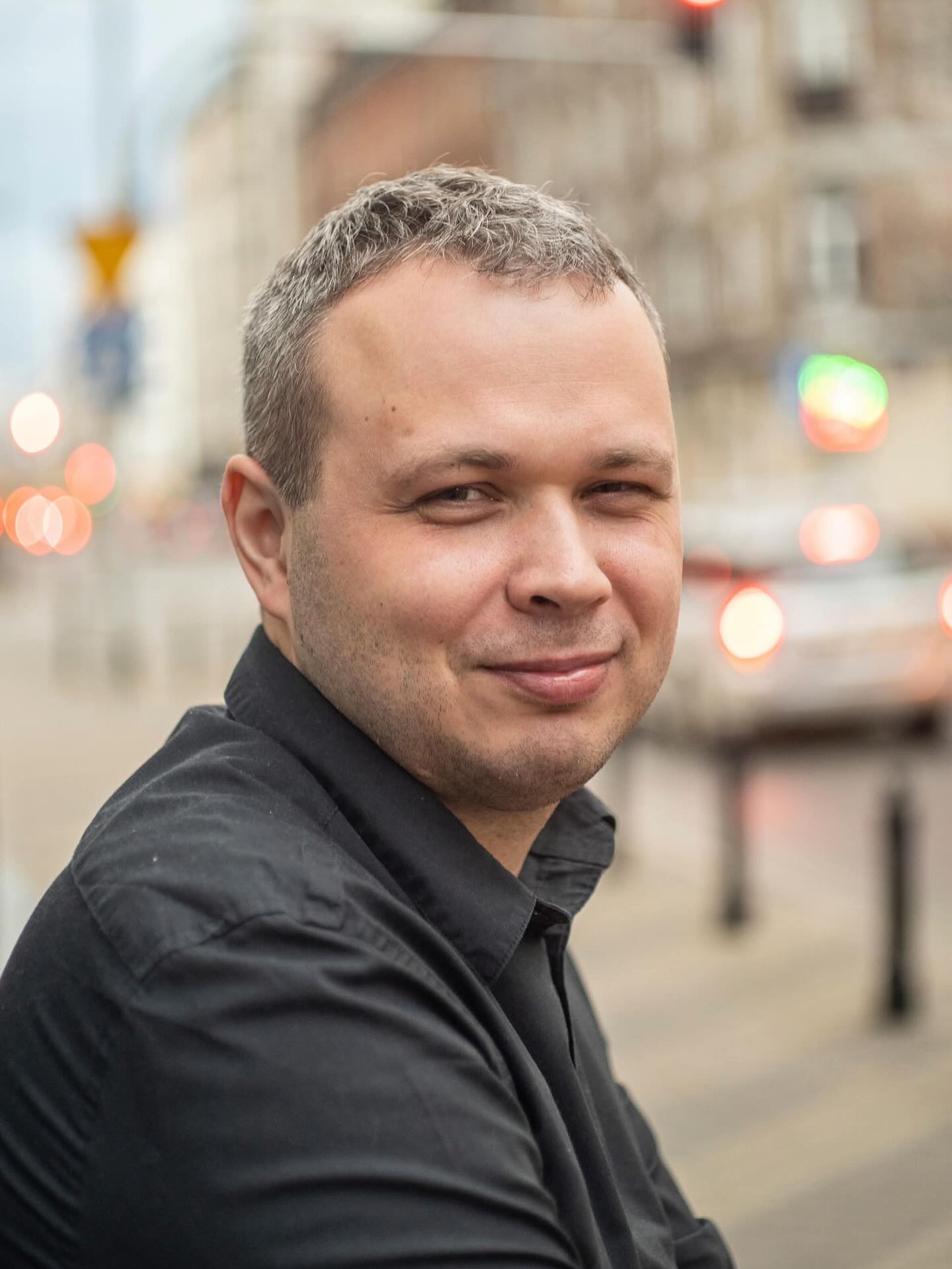 „Pogo” Jakuba Sieczki nagrodzone!🏆
Podczas XXIV Festiwalu Teatru Polskiego Radia i Teatru Telewizji Polskiej spektakl „Pogo” (reż. Kinga Dębska) zdobył nagrodę za oryginalny polski tekst dramatyczny oraz za muzykę skomponowaną przez Radosława Lukę. Kiedy o nagrodzie dowiedział się Jakub? Gdy odebrał telefon będąc na bloku operacyjnym 😉
Zapraszając laureatów na scenę Manuela Gretkowska powiedziała:
„Literatura podobno budzi albo usypia. Wybudził nas prawdziwy anestezjolog – Jakub Sieczko – swoją diagnozą polskości i człowieczeństwa. Najciekawszą, bo najzabawniejszą i najbardziej wstrząsającą w literaturze. A z chirurgiczną precyzją pomogła mu ją zaadaptować do Teatru Telewizji Kinga Dębska”.
Gratulacje!
#books #jakubsieczko #pogo #dowody #wydawnictwodowody @jakubsieczko