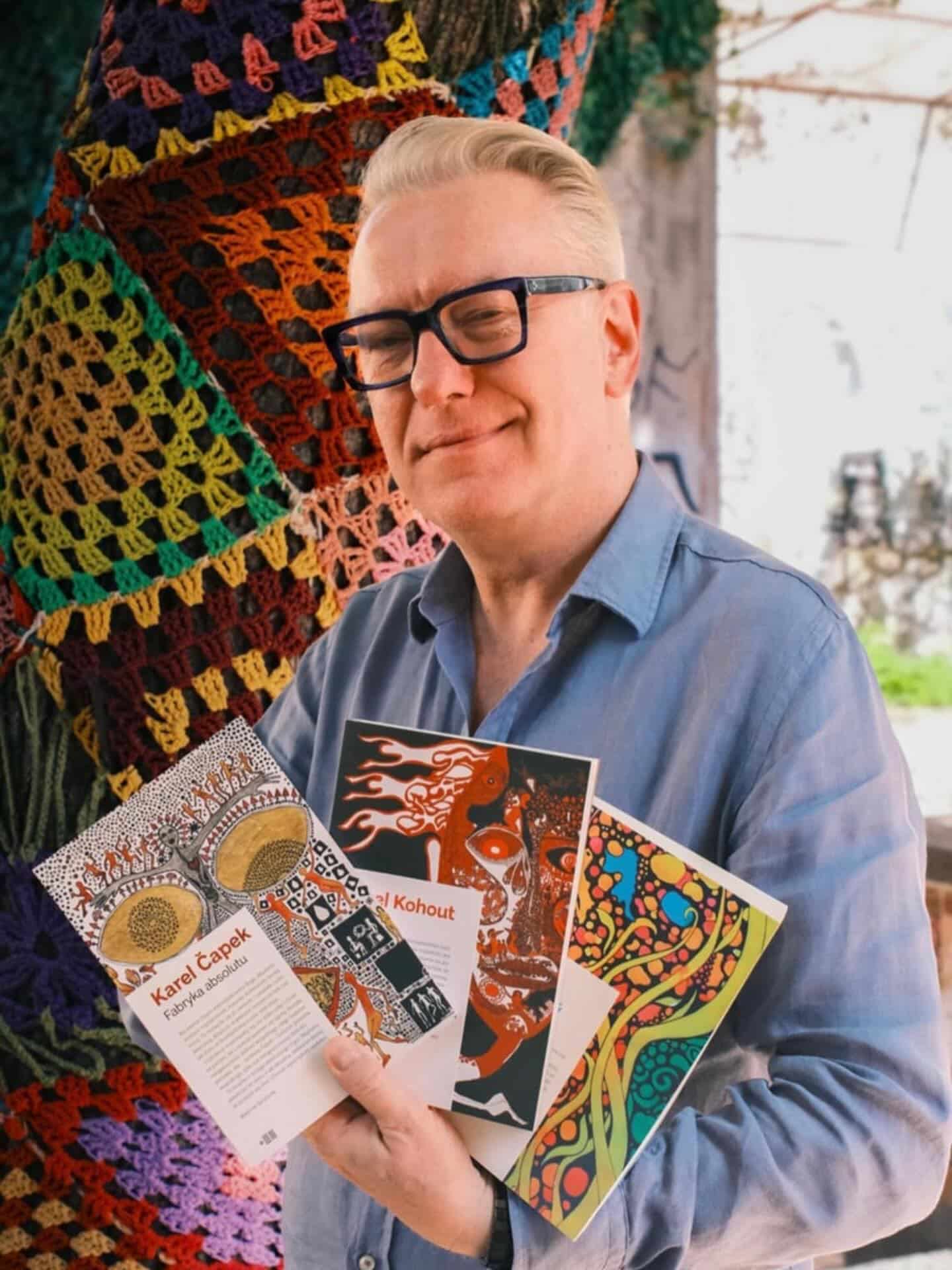 U nas kolorowo! ☀️
We Wrzeniu Świata za połowę ceny klasycy czeskiej literatury w serii Stehlik 🙂↔️
Na zdjęciu: trzy ulubione książki Mariusza Szczygła. Čapek, Škvorecky i Kohout - czyli dowcip, przenikliwość i dystans do życia!
Zapraszamy do Wrzenia i na dowody.com
Fot. @ridetobe
#wrzenieświata #books #literatura #mariuszszczygieł #czeskaliteratura #czeskieksiążki #dowody #wydawnictwodowody #zabookujwakacje