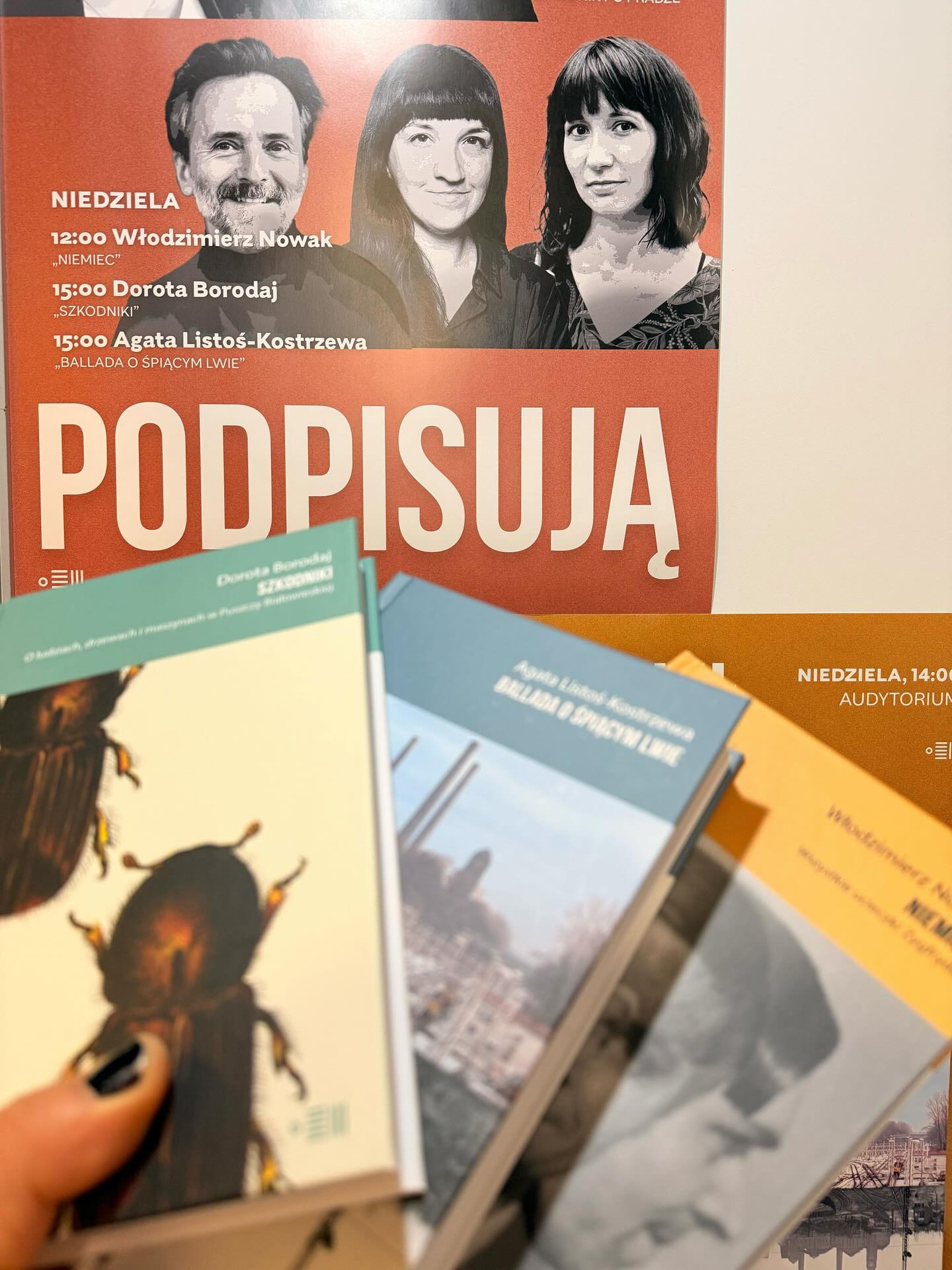 To ostatni dzień targów książki w Gdańsku!
O 12:00 zapraszamy na podpisywanie książki przez Włodzimierza Nowaka.
O 15:00 (po spotkaniu ze Szczygłem w audytorium) będą podpisywać swoje książki Agata Listoś-Kostrzewa i Dorota Borodaj.
A Rafcio czeka na Was do 17 na stoisku nr 49 🥸