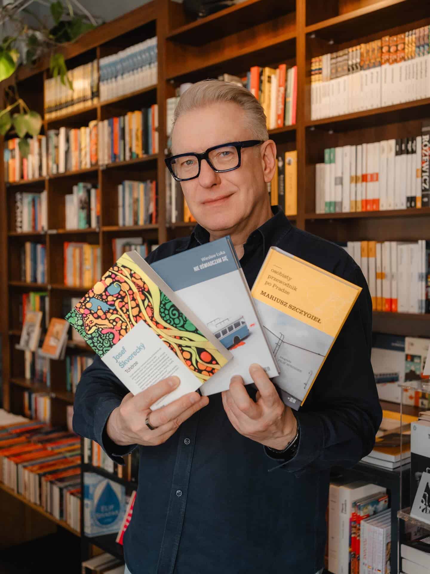 Mariusz Szczygiel wybrał dla Was trzy książki Wydawnictwa Dowody – i od razu uzasadnia, dlaczego:
👉 Josef Škvorecký - „Tchórze” – bo dowcipnie pokazuje, że nie każdy chce i umie być bohaterem.
👉 Wiesław Łuka - „Nie oświadczam się” – bo opowiada, jak jeden człowiek może zmusić wielu ludzi do zła.
👉 Mariusz Szczygieł - „Osobisty przewodnik po Pradze” – bo już sama lektura poprawia humor, a dodatkowo świetnie sprawdza się podczas wycieczki do czeskiej stolicy.
Trzy tytuły, trzy różne spojrzenia – każdy warty odkrycia. Skusicie się?
#dowody #wydawnictwodowody #reportaż #nonfiction #mariuszszczygieł @szczygiel_mariusz