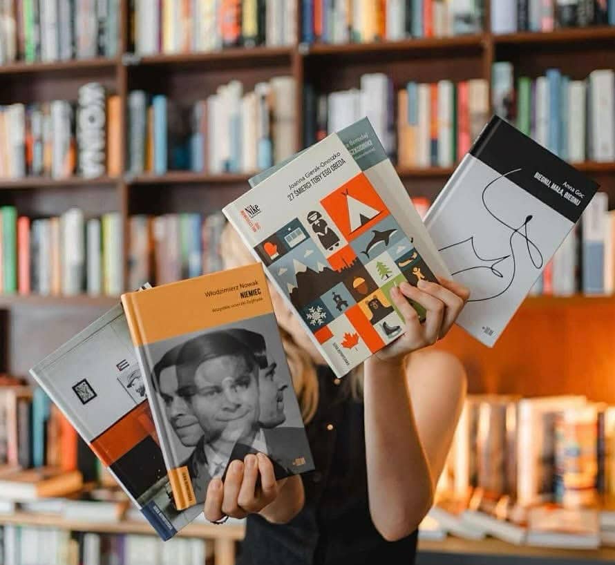 Już dziś Noc Księgarń we Wrzeniu Świata! 📚
Przypominamy rozkład jazdy. Pamiętajcie, że od 18:00 do 22:00 czeka na Was prawdziwa gratka: książki wydawnictwa Dowody -50%, wszystkie pozostałe tytuły -30%.
👉„Poradź mi, Olgo; poradź mi, Mariuszu”
Od 18:00 Olga Gitkiewicz i Mariusz Szczygieł podzielą się swoimi czytelniczymi polecajkami (Mariusz, oczywiście, czeskimi) i doradzą, z jaką książką warto wrócić do domu.
👉 19:00 – Spotkanie z Agnieszką Burton
Wyprawa na koniec świata! Zdjęcia i opowieści z Australii na podstawie książki „Ozland”.
👉20:00 – Czytanie z Eweliną Żak
Aktorka Teatru Studio, która przygotowuje monodram na podstawie „Małej empirii” Katarzyny Sobczuk, przeczyta fragmenty książki.
👉 21:00 – Poczytaj mi, Mariuszu
Mariusz Szczygieł przeczyta swoje ulubione fragmenty „Roku ogrodnika” Karela Čapka.
Kiermasz książek trwa przez cały wieczór!
Zapraszamy!
#wrzenieswiata #dowody #wydawnictwodowody