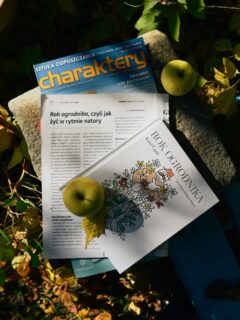 🍎W najnowszym numerze magazynu @charaktery - tekst o „Roku ogrodnika” Karela Čapka! 
Czytamy: 
🪶„Ogród jawi się tu jako laboratorium życia: to w nim doświadczamy radości i porażek, uczymy się akceptacji tego, czego nie kontrolujemy (pogody, czasu, śmierci), i cieszymy się tym, co wyrosło dzięki naszej pracy. To właśnie ogrodnictwo staje się dla Čapka ćwiczeniem z egzystencjalnej mądrości – umiejętności życia w zgodzie z tym, co od nas zależy, i z tym, czego nie zmienimy (...)
Dziś psychologia coraz częściej mówi o terapii ogrodniczej (hortiterapii). Kontakt z roślinami obniża poziom stresu, wycisza, reguluje emocje. W badaniach wskazuje się, że praca w ziemi aktywuje podobne obszary mózgu jak medytacja. Niektórzy badacze twierdzą nawet, że w glebie znajdują się mikroorganizmy, które wpływają na produkcję serotoniny – hormonu szczęścia.
Čapek pisał o tym intuicyjnie, sto lat temu. Wiedział, że ogród „zakotwicza”, daje poczucie sensu i ciągłości. Kiedy ktoś sadzi roślinę, uczestniczy w procesie większym od siebie. Dla jednych będzie to metafora duchowa, dla innych – po prostu radość z obserwowania, jak rośnie coś żywego(...).
Čapek daje nam nadzieję: nieważne, czy mamy lat dwadzieścia, czy siedemdziesiąt, czy ogród kwitnie, czy akurat więdnie – zawsze jest coś, co można pielęgnować. Nawet jeśli tylko w sobie”.
#books #karelcapek #capek #literatura #charaktery #dowody #czeskaliteratura #rokogrodnika