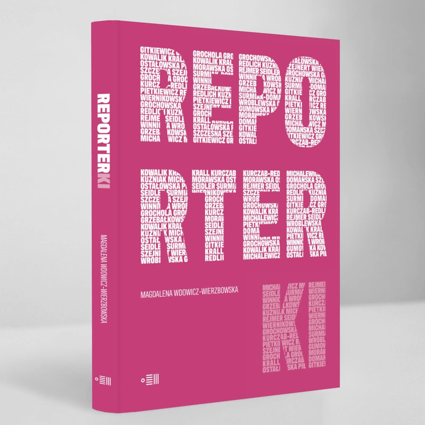 Przypominamy, że przedsprzedaż „Reporterek” Magdaleny Wdowicz-Wierzbowskiej już trwa!📔
To książka zrodzona z nocnego planu i wielu rozmów prowadzonych w domowych przestrzeniach bohaterek — 21 spotkań z lat 2014–2022.
Magdalena Wdowicz-Wierzbowska we wstępie opowiada: 
„Odwiedzałam bohaterki w ich domach, bo tak najbardziej lubię portretować ludzi – w prywatnej przestrzeni, gdzie czują się swobodnie i gdzie najłatwiej zbliżyć się do drugiego człowieka. Albo przynajmniej spróbować. 
Najpierw były rozmowy. W obecności Reporterek inaczej wręcz nie wypadało. „Nocny plan” zakładał, że przyniosę nie tylko zdjęcia – obrazom miało towarzyszyć słowo. Więc pytałam, jak umiałam: o reportaż i drogę do niego, o bohaterów, o przedmioty, które coś szczególnego dla nich znaczą. I o to, co się w tym wszystkim liczy najbardziej. W ten sposób – myślę, że nie tylko mnie – o wiele łatwiej się później fotografuje.
Dość szybko projekt rozrósł się o młodsze pokolenia. W latach 2014–2022 odwiedziłam dwadzieścia jeden reporterek. Każde spotkanie było dla mnie niezwykłą przygodą. Część z nich ma swój ciąg dalszy, niektóre przerodziły się w bliższe znajomości. Wiele się nauczyłam, sporo dowiedziałam. O pracy i pisaniu, ale też o życiu po prostu. Cieszę się, że mogę się tym podzielić”. 
Zapraszamy na dowody.com!
#reporterki #nonfiction #książki #literatura #reportaż #wywiady #magdalenawdowiczwierzbowskiej #premieraliteracka