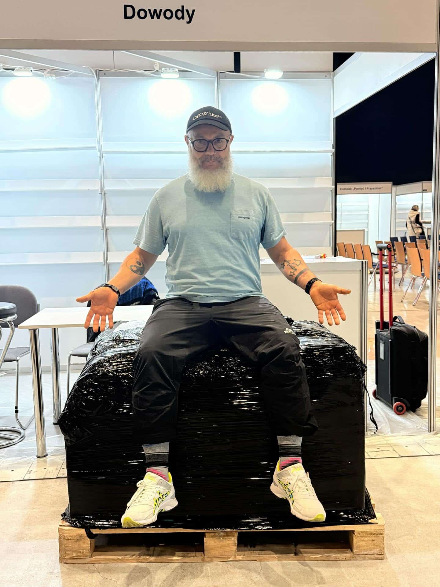 Rafcio @ksiegarzzklauzulasumienia wydaje się człowiekiem z marmuru i żelaza. Przerzuca tony książek niewzruszony jak Atlas, spełni każde życzenie niczym wróżka z Kopciuszka. Ale ma miękkie podbrzusze: paleta na targi. Zawsze jest pełen lęków, czy paleta z książkami dotrze na czas.
Oto on, nasz dowodowy Dżin, na palecie w Katowicach. Nie zawiódł kurier! I Rafcio Was nie zawiedzie :) A Wy nie zawiedźcie jego (przywiózł 100 egzemplarzy książki TO BYŁ TYLKO PIES i chce wrócić bez żadnego).
Czeka na Was od piątku do niedzieli w Międzynarodowym Centrum Kongresowym na stoisku nr 43 🥟 (pieróg ku uciesze, bo kto nie lubi pierogów!)