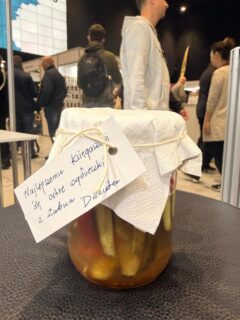 Katowice! Dziękujemy za dzisiaj :) 

Do Szczygła kolejka, Rafcio dostał słoik ogórków kiszonych (z etykietką: „Najlepszemu księgarzowi ślę ostre ogóreczki z Zabrza - Danuta”), a Agata Listoś-Kostrzewa, autorka książki o Bytomiu, usłyszała najlepszy komplement: „To pani nie jest ze Śląska??”. 

Jutro ostatni dzień targów! Michalina i Rafcio będą na Was czekać na stoisku nr 43 🥒

#katowice