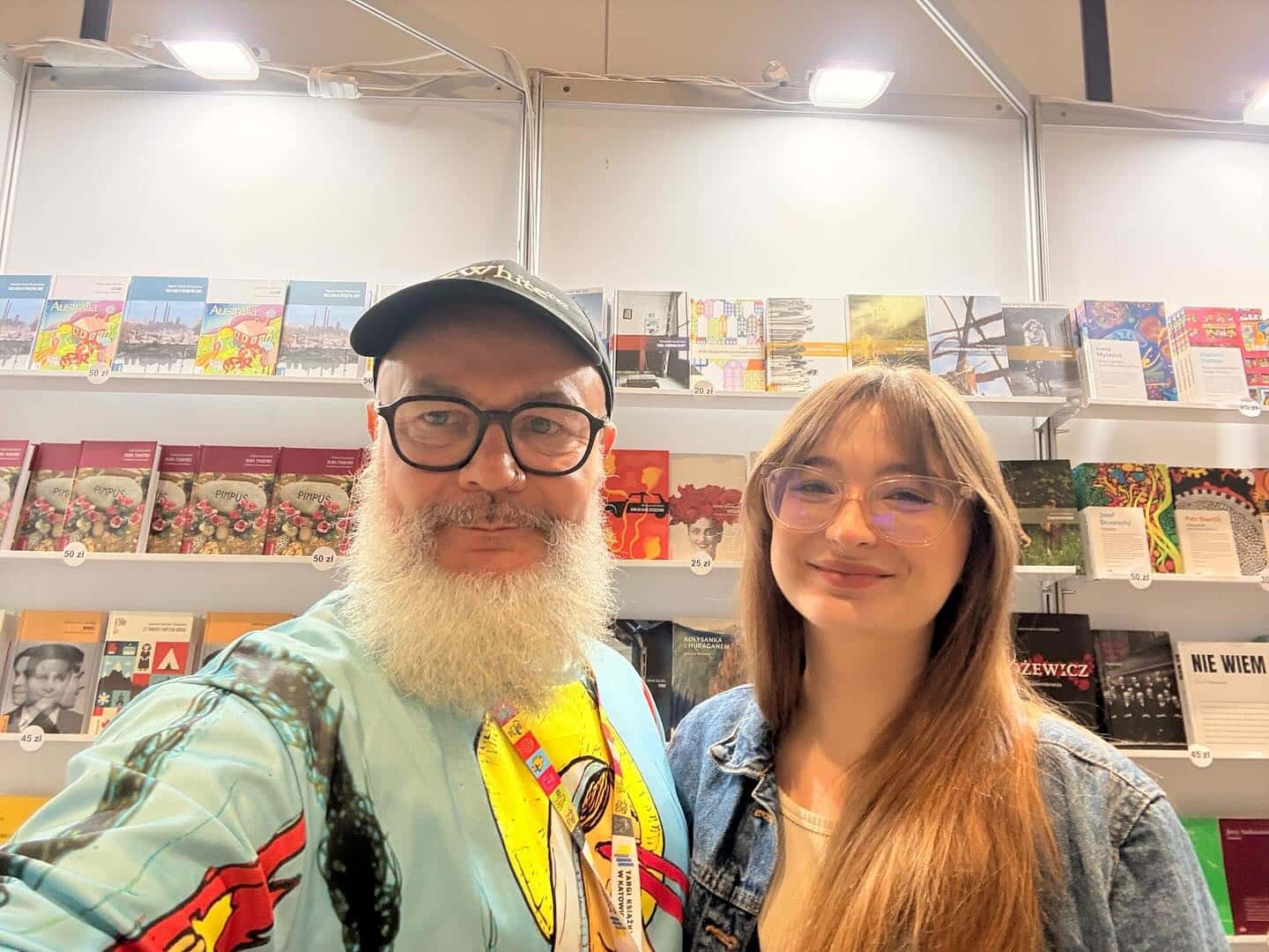 Michalina i Rafcio już na Was czekają! Dzisiaj czyli w sobotę 8 listopada zapraszamy na Targi Książki w Katowicach. 
👉 o 13.00
„Ballada o śpiącym lwie”. Spotkanie z Agatą Listoś-Kostrzewą poprowadzi Małgorzata Majewska. Później podpisywanie na stoisku 43. 

👉 o 15.00 Mariusz Szczygieł dyżuruje na stoisku 43. Uwaga! Będzie tylko dzisiaj! 

Do zobaczenia! #katowice #śląskie #śląsk #zagłębie