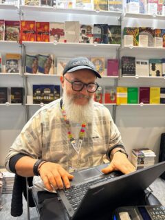 Halo Katowice! Michalina i Rafcio czekają już na Was na stoisku nr 43. 

O 13 zapraszamy na spotkanie z Agą Burton o książce „Ozland. Przestrzeń jest wszystkim”. Po spotkaniu Agnieszka będzie podpisywać na naszym stoisku. 

Wpadnijcie przybić piątkę! Kolejna taka okazja w Kato za rok ;) 

#katowice