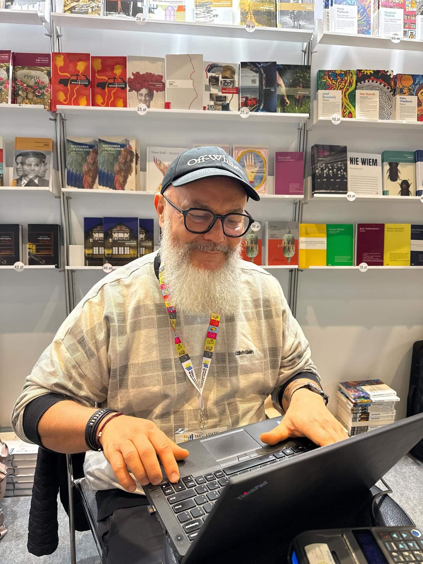 Halo Katowice! Michalina i Rafcio czekają już na Was na stoisku nr 43. 

O 13 zapraszamy na spotkanie z Agą Burton o książce „Ozland. Przestrzeń jest wszystkim”. Po spotkaniu Agnieszka będzie podpisywać na naszym stoisku. 

Wpadnijcie przybić piątkę! Kolejna taka okazja w Kato za rok ;) 

#katowice