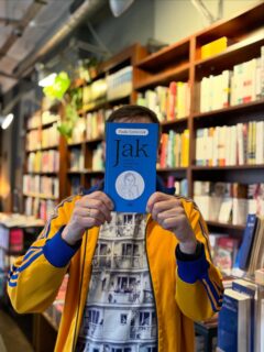 Już jest! Zapraszamy do @wrzenie_swiata_ir2 po książkę Pauli Szewczyk - „Jak wspierać transpłciowe dziecko” 🫶🏼

O książce:

Matka, ojciec i transpłciowe dziecko – Paula Szewczyk spotkała się z nimi w 2021 roku. „Jestem na takim etapie, że wierzę, że może jeszcze to się cofnie” – mówił wtedy ojciec. „Wspieram je, ale przyznaję, że nadal z tyłu głowy mam takie: a może?…” – zastanawiała się matka. Gdy autorka wróciła do nich po czterech latach, usłyszała: „Jestem ojcem, który dzisiaj bez problemu mówi, że ma syna. (…) Tranzycja niczego mi nie odebrała w byciu ojcem. Wręcz wzbogaciła doświadczenie ojcostwa”. „Naprawdę powiedziałam ci, że urodziłam córkę i że dla mnie to się nie zmieni? – zdziwiła się matka. – Dzisiaj mówię, że urodziłam syna, tylko o tym nie wiedziałam!”.

„Gdy zrozumiałem, kim jestem, byłem jeszcze za młody, żeby obawiać się, że nie wszyscy mogą to zrozumieć – wyznał transpłciowy Marcin. – Dla mnie to po prostu byłem ja i tyle”.

Opowieści bohaterów są uzupełnione o rozmowy z trojgiem ekspertów w tematyce transpłciowości. Mówią o tym, jak przebiega proces tranzycji w Polsce. „Zdarza się, że osoby odkładają swoje życie na »po tranzycji«?” – pyta autorka Juliana Stradomskiego, lekarza psychiatrii. „Znam wiele takich osób, które czekają z podjęciem studiów, bo nie chcą iść na uczelnię pod starymi danymi. To wciśnięcie pauzy na życie. Chciałbym im powiedzieć: nie czekajcie”.

Książkę zamykają rady, które dają bohaterowie części reporterskiej, każdy na podstawie własnego doświadczenia. Mówią między innymi: „Nie oceniaj” (ojciec). „Na wszystko trzeba czasu. Daj go sobie i dziecku” (matka). „Nie karz go za to, że jest trans” (dziecko).

Spotkanie autorskie już 24 listopada! 📘

#dowody #igreadspl #nonfiction #reportaz #jakwspieraćtranspłciowedziecko #paulaszewczyk #wrzenieswiata #transpłciowość