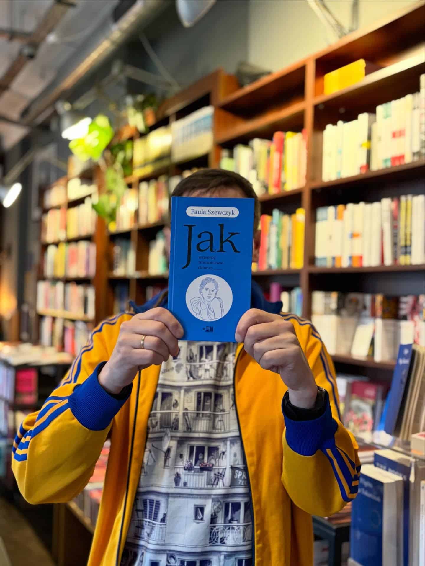 Już jest! Zapraszamy do @wrzenie_swiata_ir2 po książkę Pauli Szewczyk - „Jak wspierać transpłciowe dziecko” 🫶🏼

O książce:

Matka, ojciec i transpłciowe dziecko – Paula Szewczyk spotkała się z nimi w 2021 roku. „Jestem na takim etapie, że wierzę, że może jeszcze to się cofnie” – mówił wtedy ojciec. „Wspieram je, ale przyznaję, że nadal z tyłu głowy mam takie: a może?…” – zastanawiała się matka. Gdy autorka wróciła do nich po czterech latach, usłyszała: „Jestem ojcem, który dzisiaj bez problemu mówi, że ma syna. (…) Tranzycja niczego mi nie odebrała w byciu ojcem. Wręcz wzbogaciła doświadczenie ojcostwa”. „Naprawdę powiedziałam ci, że urodziłam córkę i że dla mnie to się nie zmieni? – zdziwiła się matka. – Dzisiaj mówię, że urodziłam syna, tylko o tym nie wiedziałam!”.

„Gdy zrozumiałem, kim jestem, byłem jeszcze za młody, żeby obawiać się, że nie wszyscy mogą to zrozumieć – wyznał transpłciowy Marcin. – Dla mnie to po prostu byłem ja i tyle”.

Opowieści bohaterów są uzupełnione o rozmowy z trojgiem ekspertów w tematyce transpłciowości. Mówią o tym, jak przebiega proces tranzycji w Polsce. „Zdarza się, że osoby odkładają swoje życie na »po tranzycji«?” – pyta autorka Juliana Stradomskiego, lekarza psychiatrii. „Znam wiele takich osób, które czekają z podjęciem studiów, bo nie chcą iść na uczelnię pod starymi danymi. To wciśnięcie pauzy na życie. Chciałbym im powiedzieć: nie czekajcie”.

Książkę zamykają rady, które dają bohaterowie części reporterskiej, każdy na podstawie własnego doświadczenia. Mówią między innymi: „Nie oceniaj” (ojciec). „Na wszystko trzeba czasu. Daj go sobie i dziecku” (matka). „Nie karz go za to, że jest trans” (dziecko).

Spotkanie autorskie już 24 listopada! 📘

#dowody #igreadspl #nonfiction #reportaz #jakwspieraćtranspłciowedziecko #paulaszewczyk #wrzenieswiata #transpłciowość