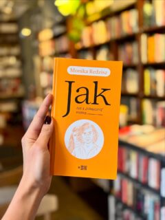 🙌Już jest!🙌

Książka „Jak żyć z »toksyczną« matką” Moniki Redzisz jest już przedpremierowo dostępna we Wrzeniu Świata! 

🪶 Przeczytajcie fragment: 

„Aż wreszcie postanowiłam, że zrobię co w mojej mocy, aby uzdrowić traumy i przerwać zaklęty krąg współuzależnienia i przemocy. Moja droga do siebie wiodła różnymi ścieżkami. To podróż bez końca. Zaczęłam od psychoterapii, przez warsztaty rozwojowe, pracę z co-
achem i z rdzennymi uzdrowicielami.

Któregoś dnia jechałam samochodem trasą szybkiego ruchu. Padał deszcz, ciemne chmury wisiały nisko. I nagle dosłownie rozstąpiło się niebo. Zaświeciło słońce, a ja pomyślałam, że za dziesięć dni są osiemdziesiąte urodziny mojej mamy, imieniny mojej córki, Wielka Sobota i pełnia. I że już czas, żebym zebrała kobiety ze swojego rodu w celu uzdrowienia naszych relacji. To było dla mnie mistyczne doświadczenie.

Zadzwoniłam do mamy, siostry i siostrzenic. Spotkałyśmy się u mnie. Poprowadziłam ceremonię pełni z rytuałem uzdrawiania kobiecej energii. Moje dzieci też wzięły w niej udział. Zostało przywrócone połączenie.

Wyjście z poczucia swojej krzywdy wobec rodziców i z poczucia winy wobec własnych dzieci jest trudne, ale bez tego nie ma uzdrowienia. Jestem dzisiaj w innym miejscu. Ani moja mama nie jest już winna, ani ja nie jestem winna. Nie ma winnych. Jest tylko ciąg historii, które się wydarzają od pokoleń. Wierzę, że wydarzają się po coś”

#jakżyćztoksycznąmatką #monikaredzisz #redzisz