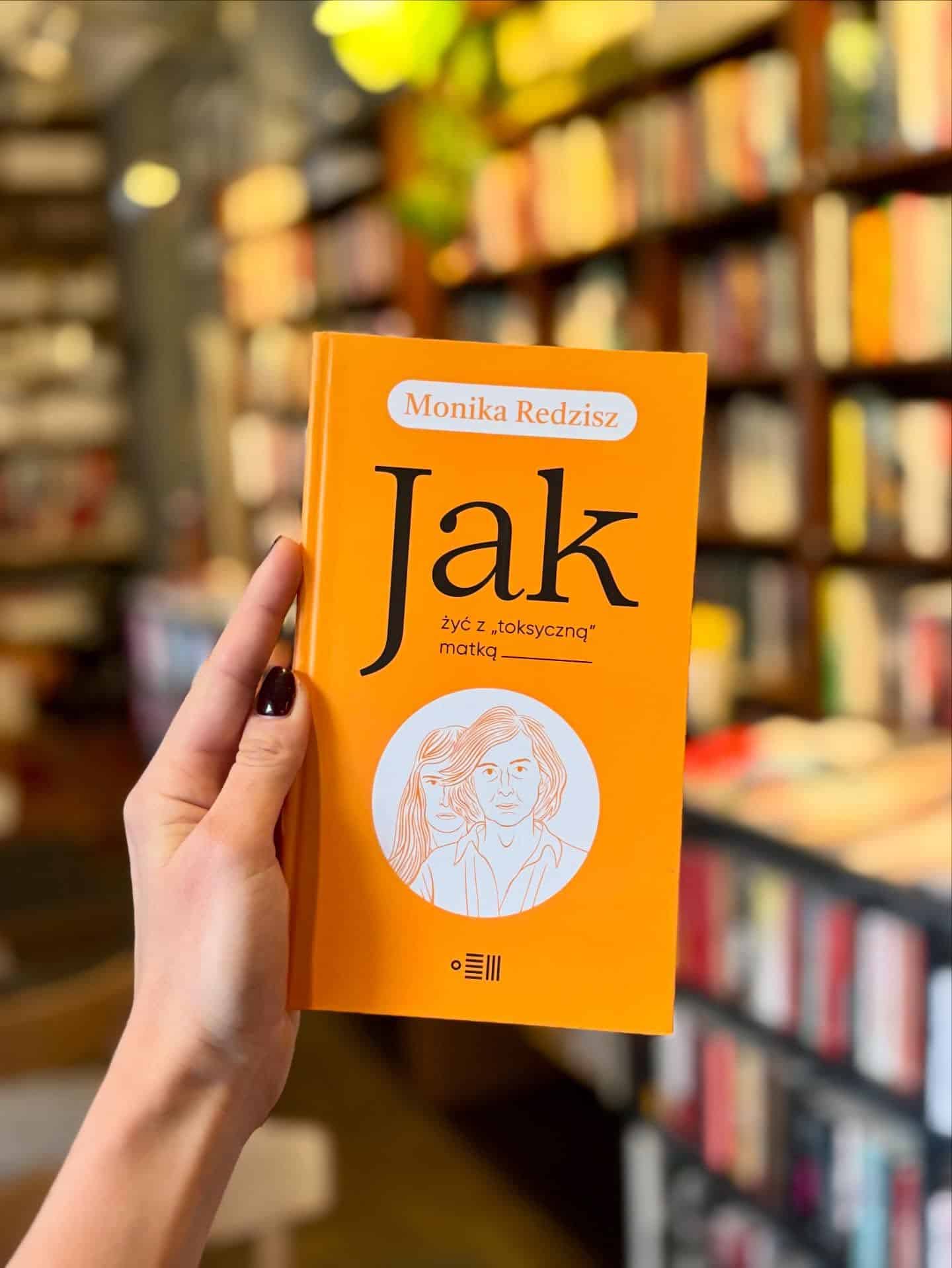 🙌Już jest!🙌

Książka „Jak żyć z »toksyczną« matką” Moniki Redzisz jest już przedpremierowo dostępna we Wrzeniu Świata! 

🪶 Przeczytajcie fragment: 

„Aż wreszcie postanowiłam, że zrobię co w mojej mocy, aby uzdrowić traumy i przerwać zaklęty krąg współuzależnienia i przemocy. Moja droga do siebie wiodła różnymi ścieżkami. To podróż bez końca. Zaczęłam od psychoterapii, przez warsztaty rozwojowe, pracę z co-
achem i z rdzennymi uzdrowicielami.

Któregoś dnia jechałam samochodem trasą szybkiego ruchu. Padał deszcz, ciemne chmury wisiały nisko. I nagle dosłownie rozstąpiło się niebo. Zaświeciło słońce, a ja pomyślałam, że za dziesięć dni są osiemdziesiąte urodziny mojej mamy, imieniny mojej córki, Wielka Sobota i pełnia. I że już czas, żebym zebrała kobiety ze swojego rodu w celu uzdrowienia naszych relacji. To było dla mnie mistyczne doświadczenie.

Zadzwoniłam do mamy, siostry i siostrzenic. Spotkałyśmy się u mnie. Poprowadziłam ceremonię pełni z rytuałem uzdrawiania kobiecej energii. Moje dzieci też wzięły w niej udział. Zostało przywrócone połączenie.

Wyjście z poczucia swojej krzywdy wobec rodziców i z poczucia winy wobec własnych dzieci jest trudne, ale bez tego nie ma uzdrowienia. Jestem dzisiaj w innym miejscu. Ani moja mama nie jest już winna, ani ja nie jestem winna. Nie ma winnych. Jest tylko ciąg historii, które się wydarzają od pokoleń. Wierzę, że wydarzają się po coś”

#jakżyćztoksycznąmatką #monikaredzisz #redzisz