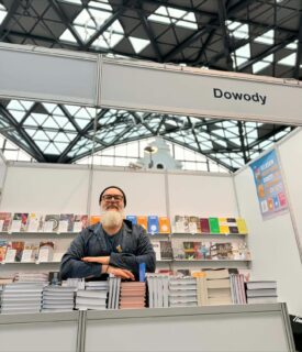 To ostatni dzień targów książki w Łodzi! Rafcio już po drugim śniadaniu, pełen energii czeka na Was na stoisku 132.
Na szczęście książki Wam nie zmokną, bo mamy TORBY NA DOWODY, do których zmieści się całkiem niezły zestaw 📚📚
Widzimy się!
@lodzkietargiksiazki @ksiegarzzklauzulasumienia
#lodzkie #łódzkietargiksiążki #books #igreadspl #ksiazki #reportaż #dowody