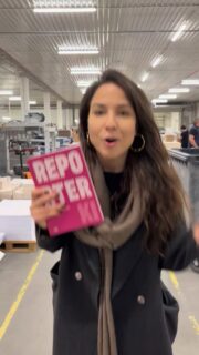 A co nasi wysłannicy robili dziś o 16 w Łodzi? 
Odbierali jeszcze ciepłe książki z drukarni! 🙂‍↔️

Z paczkami pełnymi „Reporterek” Magdaleny Wdowicz-Wierzbowskiej pędzimy do Was! 
Widzimy się o 18:00 w Faktycznym Domu Kultury na spotkaniu prowadzonym przez Mariusza Szczygła. 

Brum brum, do zobaczenia! 🏎️

#dowody #reporterki #nonfiction #wydawnictwodowody #reportaż #igreadspl #reportaż