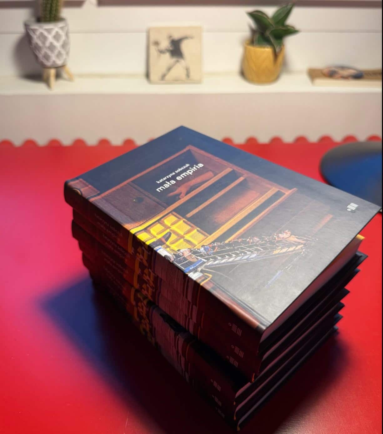 🙌 GRZEGORZ KASDEPKE O „MAŁEJ EMPIRII” KATARZYNY SOBCZUK:
Wielka mała książka!
Tydzień temu, we wtorek, nie wiedziałem nic ani o „Małych empiriach”, ani o (wstyd przyznać) ich autorce. Dwa dni później gnałem już do księgarni wydawnictwa Dowody, żeby kupić nie jedną, lecz kilka egzemplarzy - bo chcę dzielić się tym skarbem z przyjaciółmi. Uprzedzam, że niczego więcej w tym roku ode mnie nie otrzymacie, ale też niczego więcej nie będziecie pragnęli! Katarzyna Sobczuk we wstępie do swojej książki pisze tak: „Mała empiria jest zapisem obserwacji tego, co się ludziom przydarza w oknie pogodowym między młodością i starością, gdy znajomi zaczynają wysyłać zdjęcia kwiatów w ogrodzie, a rodzice karmią ptaki z nową namiętnością.
Mogą się wtedy pojawić zmyślone wspomnienia z Jarocina.
Przedmiotem tej książki jest również pułapka rodzicielstwa. Jestem w niej dzieckiem i rodzicem, rzeźbą obrotową, raz się zwracam ku dziecku, raz ku ojcu, sprawdzam tę obosieczność.
(...)”
Zaraz lecę do księgarni Wrzenie świata na Gałczyńskiego, aby uzupełnić zapasy, bo pierwsza pula rozeszła się podczas sobotniej kolacyjki w Łodzi. A przecież zima to czas kolacyjek!
ps Nie, nie płacą mi za zachwyty nad książkami - zazwyczaj to ja za nie płacę;)
@grzegorzkasdepke #dowody #katarzynasobczuk #małaempiria #reportaż #eseje #nonfiction