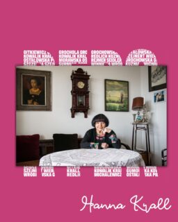 Zaczynamy cykl postów o bohaterkach książki „Reporterki” Magdaleny Wdowicz-Wierzbowskiej.
Dziś - poczytajcie o Hannie Krall!
🪶 „To był cud »prywatny«, niezwiązany z pracą, z pisaniem. Najciekawsze, najbardziej pożyteczne są cuda, które zdarzają się reporterom. Ani Bikont – na którą czeka człowiek, jej przyszły bohater. Nie miała pojęcia, gdzie go szukać, a on czekał – na jakimś rynku, przed jakimś domem. Na Marcina Kołodziejczyka czekał kamieniarz, który, jak się okazało, potrafił ryć hebrajskie litery. Nigdy się ich nie uczył, ale potrafił. Mnie zdarzyło się sporo cudów, gdy dokumentowałam Wyjątkowo długą linię. Moja wieloletnia bliska znajoma, Ewa Pasierbińska, mieszkała w dawnym mieszkaniu Franciszki Arnsztajnowej, poetki, bohaterki książki. Nigdy o tym nie wiedziałam, dowiedziałam się, kiedy miałam się dowiedzieć, kiedy było mi to potrzebne. Wielu rzeczy od Ewy się dowiedziałam, wielu szczegółów, znaczących zwłaszcza, moich ulubionych”
W „Reporterkach” odwiedzamy Hannę Krall w jej mieszkaniu. Autorka oprowadza Magdalenę Wdowicz-Wierzbowską po swoim świecie przedmiotów: pokazuje modlitewne flagi podarowane przez znajomego z Nepalu, figurkę Matki Boskiej przywiezioną przez zaprzyjaźnioną zakonnicę z Częstochowy, obrazek z Księgą Rut zapisaną hebrajskimi literami od swojej polonistki, stare ikony pamiętające „rosyjskie czasy”, przedwojenny egzemplarz „Sztafety” z osobistą dedykacją Melchiora Wańkowicza...
Fotografie i rozmowy tworzą razem intymne portrety – widzimy nie tylko twarze reporterek, ale też ich stoły, biurka, ściany, talizmany: łuskę naboju z albańskiego więzienia, fragment kafelka z łazienki, klucz do celi, krzyżyk z Wambierzyc czy wełniane skarpety. Z przedmiotów, wspomnień i zdań układa się osobna historia polskiego reportażu – opowiedziana z kobiecej perspektywy.
Dofinansowano ze środków Ministra Kultury i Dziedzictwa Narodowego pochodzących z Funduszu Promocji Kultury – państwowego funduszu celowego.
#reporterki #magdalenawdowiczwierzbowska #igreadspl #hannakrall #nonfiction #reportaż