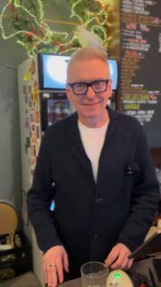 Co wyciąga z szuflady spod lady @szczygiel_mariusz? 🤭
„Szufladę” Hanny Krall!
Przybywajcie do Wrzenia Świata albo zamawiajcie na dowody.com - mamy tylko 400 egzemplarzy (ręcznie numerowanych!) 🫶🏼
#books #wrzenieświata #księgarniokawiarnia #nonfiction #hannakrall #dowody #szuflada