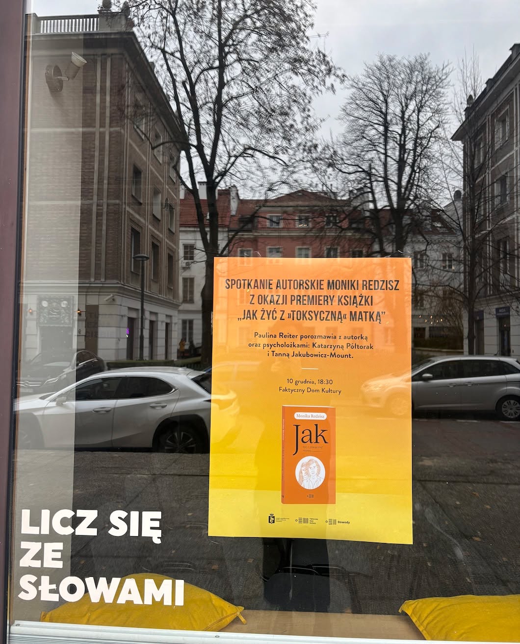 To już jutro!
Zapraszamy na spotkanie wokół książki „Jak żyć z »toksyczną« matką” Moniki Redzisz.
📅 10 grudnia (środa), 18:30, Faktyczny Dom Kultury
O relacjach z matkami, które ranią – czasem brutalnie, a czasem „tylko” słowem, krytyką, milczeniem – porozmawiają:
👩💼 Monika Redzisz – autorka książki.
🧠 Tanna Jakubowicz-Mount – psycholożka, psychoterapeutka, współautorka komentarzy w książce,
🧠 Katarzyna Półtorak – psycholożka, od lat wspierająca kobiety w przerwaniu międzypokoleniowych schematów.
Spotkanie poprowadzi Paulina Reiter.
„Toksyczna” matka nie zawsze krzyczy i nie zawsze bije. Często kocha – ale tak, że rani. Książka Moniki Redzisz, oparta na rozmowach z dorosłymi dziećmi i psycholożkami, pomaga nazwać doświadczenia, odzyskać sprawczość, spróbować naprawić relację albo… bez poczucia winy pójść swoją drogą.
Przyjdźcie, jeśli ten temat jest wam bliski – osobiście, zawodowo albo z troski o innych.
#books #instagramczyta #redzisz #jakżyćztoksycznąmatką #dowody