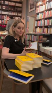 JUŻ JEST! 🧡🧡🧡
Książka „Szyjąc” Olgi Gitkiewicz już dostępna we Wrzeniu Świata!
Wpadajcie, mamy trochę egzemplarzy z autografem 😎
@olga.gitkiewicz #wrzenieświata #wrzenie #igreadspl #szyjąc #olgagitkiewicz #gitkiewicz #dowody