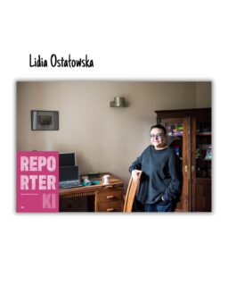 Pamiętacie o cyklu, w którym opowiadamy Wam o bohaterkach książki „Reporterki” Magdaleny Wdowicz-Wierzbowskiej?
Dziś – poczytajcie o Lidii Ostałowskiej!

🪶 „Gdy idę na rozmowę, to przeprowadzam ją tak, jak ty w tej chwili ze mną. I właśnie to
jest świetne – odzywa się ten, kto nie wytrzymuje milczenia. Nauczyłam się wyczekiwać.
Cisza ma swoją dramaturgię i trzeba umieć ją czytać. Czasem następuje po niej coś nieoczekiwanego.
Nie trzeba się wcielać w rolę dziennikarki, która podstawia dyktafon
i bombarduje pytaniami. Zdarza się pomilczeć, popłakać, powzruszać się, powściekać.
Ale to są doświadczenia ludzkie, nie reporterskie. Człowiek-reporter częściej ma okazję,
żeby znaleźć się w takiej sytuacji, ale to, że jest reporterem, nijak go nie zbroi. To, że masz
za zadanie zebrać informacje, napisać tekst i jeszcze zrobić to szybko, może nawet kontakt
z rozmówcą zniszczyć”. 
W „Reporterkach” jesteśmy z Lidią Ostałowską przy kuchennym stole. Widzimy drewniane łyżeczki wyrzeźbione przez Romów na Węgrzech – dziś trzyma w nich przyprawy, kiedyś służyły jako instrumenty perkusyjne. Dla niej to nie „pamiątka z wyjazdu”, tylko ślad spotkania z ludźmi, o których zwykło się mówić, że tylko żebrzą. Ostałowska podkreśla, że niczego nie kolekcjonuje, nie gromadzi bibelotów ani zdjęć – wierzy, że to, co naprawdę zapamiętała, po prostu w niej jest. A jednak te łyżeczki zostały. Ślad po bohaterach, którzy często obdarowywali ją drobiazgami, znikającymi potem gdzieś w odmętach codzienności.

Dofinansowano ze środków Ministra Kultury i Dziedzictwa Narodowego pochodzących z Funduszu Promocji Kultury – państwowego funduszu celowego.

#reporterki #magdalenawdowiczwierzbowska #dowody #lidiaostałowska #reportaż