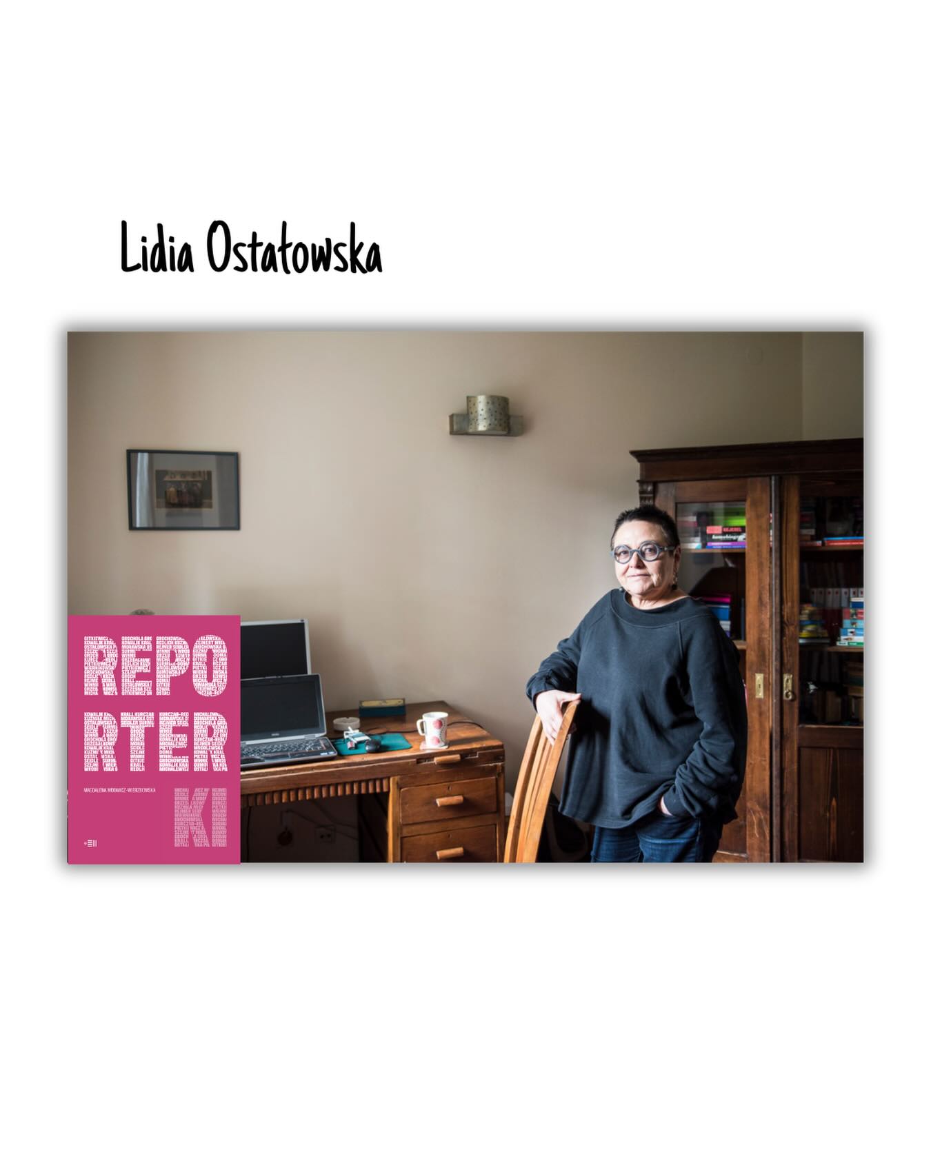Pamiętacie o cyklu, w którym opowiadamy Wam o bohaterkach książki „Reporterki” Magdaleny Wdowicz-Wierzbowskiej?
Dziś – poczytajcie o Lidii Ostałowskiej!

🪶 „Gdy idę na rozmowę, to przeprowadzam ją tak, jak ty w tej chwili ze mną. I właśnie to
jest świetne – odzywa się ten, kto nie wytrzymuje milczenia. Nauczyłam się wyczekiwać.
Cisza ma swoją dramaturgię i trzeba umieć ją czytać. Czasem następuje po niej coś nieoczekiwanego.
Nie trzeba się wcielać w rolę dziennikarki, która podstawia dyktafon
i bombarduje pytaniami. Zdarza się pomilczeć, popłakać, powzruszać się, powściekać.
Ale to są doświadczenia ludzkie, nie reporterskie. Człowiek-reporter częściej ma okazję,
żeby znaleźć się w takiej sytuacji, ale to, że jest reporterem, nijak go nie zbroi. To, że masz
za zadanie zebrać informacje, napisać tekst i jeszcze zrobić to szybko, może nawet kontakt
z rozmówcą zniszczyć”. 
W „Reporterkach” jesteśmy z Lidią Ostałowską przy kuchennym stole. Widzimy drewniane łyżeczki wyrzeźbione przez Romów na Węgrzech – dziś trzyma w nich przyprawy, kiedyś służyły jako instrumenty perkusyjne. Dla niej to nie „pamiątka z wyjazdu”, tylko ślad spotkania z ludźmi, o których zwykło się mówić, że tylko żebrzą. Ostałowska podkreśla, że niczego nie kolekcjonuje, nie gromadzi bibelotów ani zdjęć – wierzy, że to, co naprawdę zapamiętała, po prostu w niej jest. A jednak te łyżeczki zostały. Ślad po bohaterach, którzy często obdarowywali ją drobiazgami, znikającymi potem gdzieś w odmętach codzienności.

Dofinansowano ze środków Ministra Kultury i Dziedzictwa Narodowego pochodzących z Funduszu Promocji Kultury – państwowego funduszu celowego.

#reporterki #magdalenawdowiczwierzbowska #dowody #lidiaostałowska #reportaż