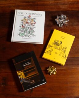 ✉️ W listach do świętego Mikołaja prosicie: podpowiedz, jaką książkę kupić osobie, która potrzebuje uśmiechu, pocieszenia, literatury, którą otula i rozbawia. 

Mikołaj jest zajęty, więc podpowiadamy my! 
Idealny zestaw prezentowy to:
🎁 „Mała empiria” Katarzyny Sobczuk;
🎁 „Rok ogrodnika” Karela Čapka w tłumaczeniu Elżbiety Zimnej;
🎁 „Szyjąc” Olgi Gitkiewicz.

Zapraszamy do Wrzenia Świata po prezenty last minute! 

#books #prezenty #wrzenieświata #dowody