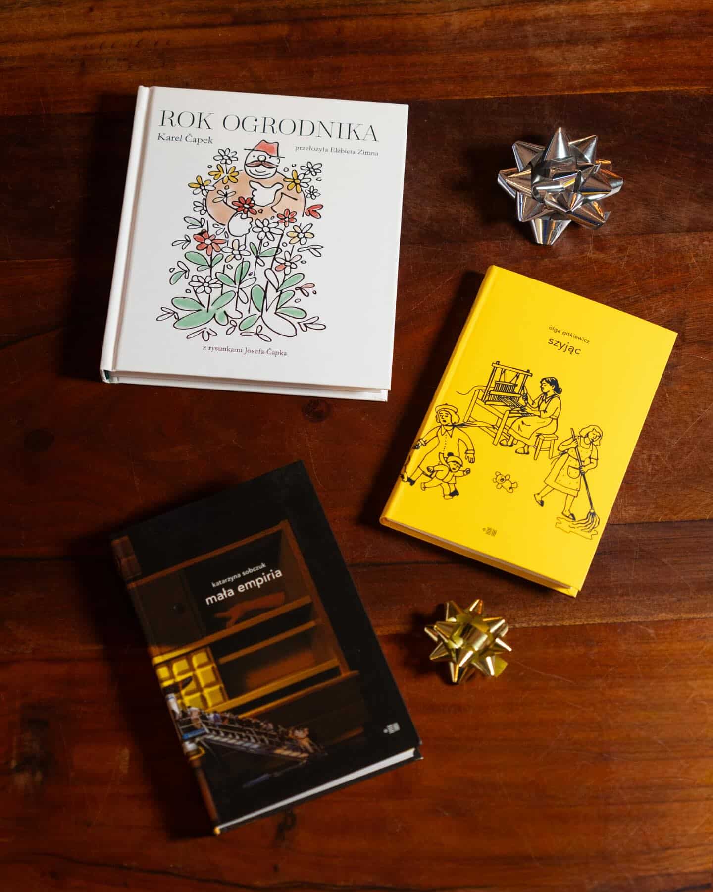 ✉️ W listach do świętego Mikołaja prosicie: podpowiedz, jaką książkę kupić osobie, która potrzebuje uśmiechu, pocieszenia, literatury, którą otula i rozbawia. 

Mikołaj jest zajęty, więc podpowiadamy my! 
Idealny zestaw prezentowy to:
🎁 „Mała empiria” Katarzyny Sobczuk;
🎁 „Rok ogrodnika” Karela Čapka w tłumaczeniu Elżbiety Zimnej;
🎁 „Szyjąc” Olgi Gitkiewicz.

Zapraszamy do Wrzenia Świata po prezenty last minute! 

#books #prezenty #wrzenieświata #dowody