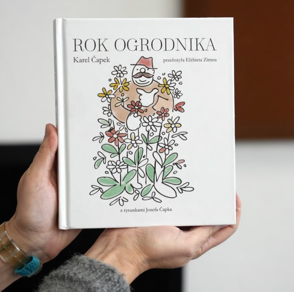 🙌 Magdalena Talik na łamach portalu Wrocław.pl poleca książki na Święta, w tym - nasz „Rok Ogrodnika” Karela Čapka!

Czytamy:
🪶 Książkę Karela Čapka, „Rok ogrodnika” (przekład Elżbieta Zimna, Wydawnictwo Dowody) powinien sprawić sobie każdy, kto przymierza się do zakupu ogródka działkowego, właśnie wybudował dom (z ogrodem), albo po prostu...zazdrości sąsiadowi, że ładnie mu coś urosło, a nam mogło przecież urosnąć ładniej. 
Ale ogrodniczą pasją, jak podkreśla czeski pisarz, zarażeni zostają ludzie dojrzalsi, bo dla młodych kwiat oznacza cięty prezent dla dziewczyny. Aż trudno uwierzyć, że w tym zakresie mało się zmieniło, choć książka Čapka powstała w 1929 roku! I wciąż jest zachwycająca! Nie tylko jako zbiór lapidarnych tekstów o tym, co robić w kolejne miesiące w ogrodzie, ale też jako pochwała pasji i bogactwa natury z, co i rusz występującymi, żarcikami na temat pasji-obsesji. 
Książka miała już polskie wydanie (w 1986 roku), ale prowadzone przez Marcina Szczygła Wydawnictwo Dowody zamówiło nowy przekład u Elżbiety Zimnej. Jest znakomity, tłumaczka rewelacyjnie wprowadza nas w świat wprowadza nas nie tylko w kolejne miesiące i postępujące z nimi rozterki ogrodnika-amatora, ale też pięknie podkreśla wyraźny humor autora.
A należy dodać, że cudowny, pełen ciepła rysunek na okładce (i pozostałe już w środku książki) to dzieło brata pisarza Josefa Čapka. Obaj chętnie i wielokrotnie współpracowali artystycznie. 

Link do tekstu w stories! 

#karelcapek #rokogrodnika #dowody #Nonfiction #święta