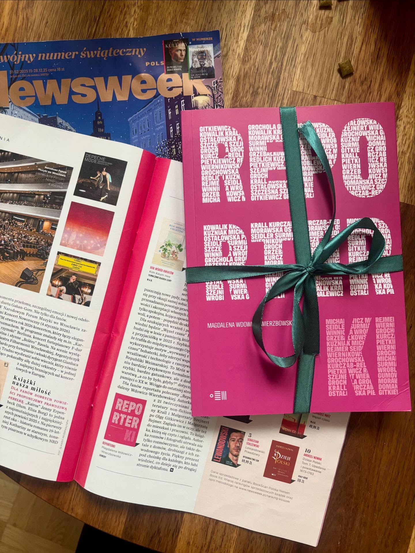 „Reporterki” prezentują się w @newsweekpolska 🎁
Jeśli jeszcze nie macie prezentu dla fana lub fanki literatury - wiecie, gdzie go szukać 🎅🏼
Zapraszamy do Wrzenia Świata po książki Dowodów i nie tylko! 

#dowody #reporterki #literatura #nonfiction #wrzenieświata