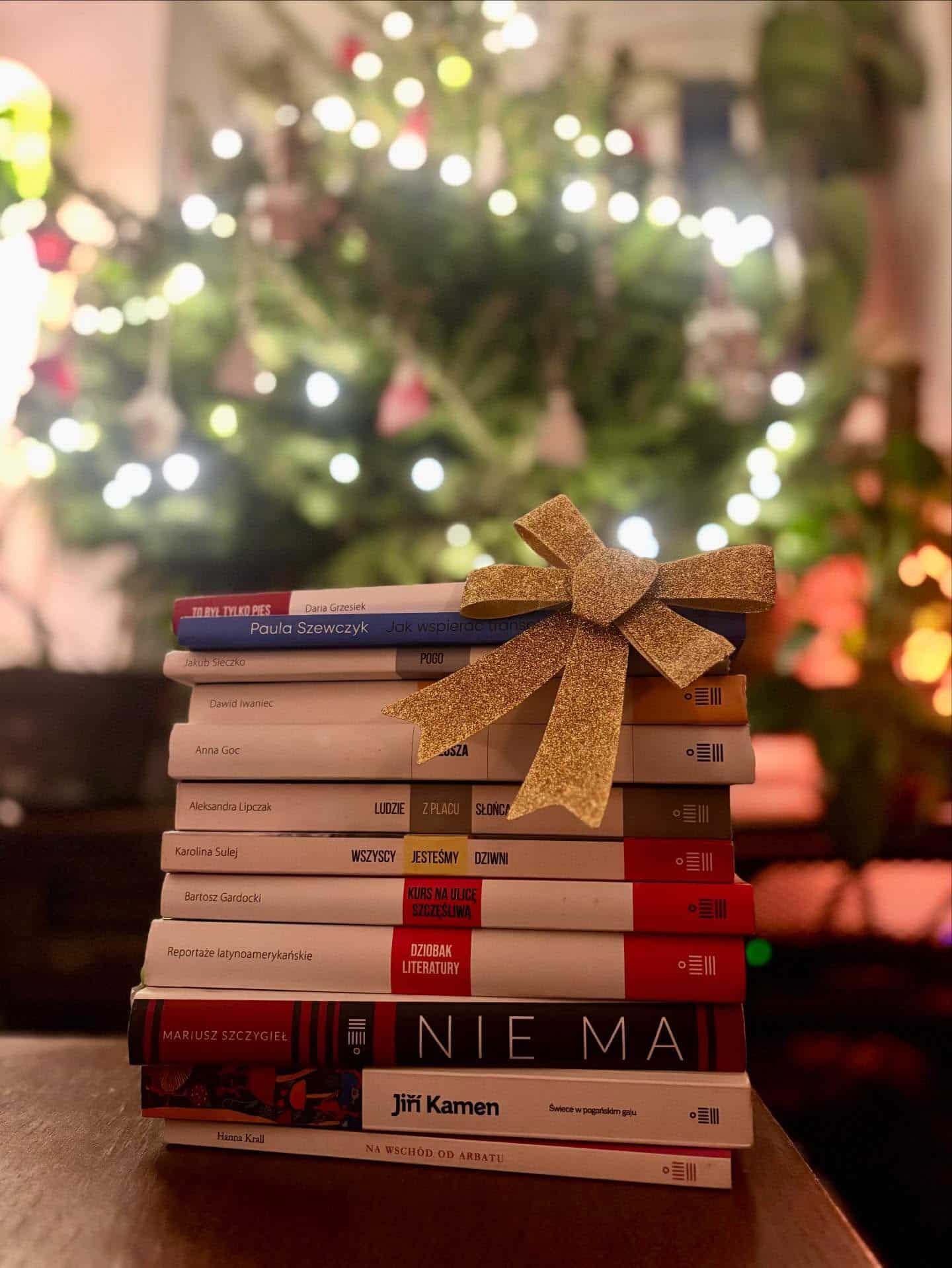 Życzymy Wam dobrych, spokojnych Świąt🎄

Odpoczynku, pysznego jedzenia, a pod choinką - samych najlepszych książek! 
Niech te dni będą wypełnione tym, co dla Was najlepsze ✨

#wydawnictwodowody #dowody