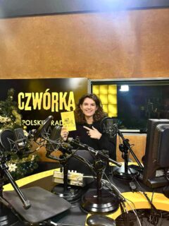 💛 Żółta książka w żółtym radiu.
Name more iconic duo. Okej, świetnym duetem jest także Alicja i Olga - bo to właśnie one spotkały się w Czwórce, żeby porozmawiać o „Szyjąc”. Możecie tej rozmowy posłuchać online, jest już w formie podcastu!
Enjoy! Link do rozmowy w stories! 📒
#dowody #szyjąc #nonfiction #radioczwórka @olga.gitkiewicz @alicja.michalskaa @czworka_polskieradio