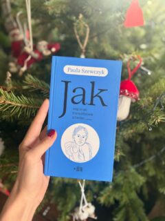 🗞 Dzisiejsza lektura? Paula Szewczyk na łamach WPROST opowiada Marcie Byczkowskiej-Nowak o pracy nad swoją książką „Jak wspierać transpłciowe dziecko”.
Przeczytajcie!
Marta Byczkowska-Nowak: „Mam piętnastoletnią córkę, która jest synem” – mówi jeden z bohaterów twojej książki: „Jak wspierać transpłciowe dziecko”. Dlaczego uznałaś, że transpłciowość to temat na książkę?
Paula Szewczyk: Pamiętam, jakie wrażenie zrobiło na mnie pierwsze osobiste spotkanie z osobą transpłciową – to był materiał dziennikarski z 2016 roku. Wcześniej w ogóle nie widziałam takich osób w przestrzeni publicznej. Ta osoba miała za sobą kilka prób samobójczych; była to opowieść o głębokiej samotności wynikającej z braku akceptacji otoczenia. Uderzyło mnie wtedy potwornie, że zagadnienie mające tak ogromny, dramatyczny wpływ na czyjeś życie, jest praktycznie przemilczane w przestrzeni publicznej. A jeśli już się o nim mówi, to niemal wyłącznie źle.
#dowody #paulaszewczyk #jakwspieraćtranspłciowedziecko