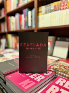 Pamiętacie, że w naszej szufladzie mamy „Szufladę” Hanny Krall?😉

Przy okazji przypominamy, że Hanna Krall i Małgorzata Rybicka laureatkami Nagrody Znaku i Hestii im. ks. Józefa Tischnera! 
To dwudziesta piąta edycja Nagrody Znaku i Hestii im. ks. Józefa Tischnera, ogłoszenie odbyło się 27 listopada 2025 roku. 

Zebranym towarzyszyły słowa ks. Tischnera, które można było usłyszeć na początek: „Wolność jest naszą podstawową wartością. Wolni ludzie to znaczy ludzie za coś odpowiedzialni. Bo wolność w naszym kraju wyraża się nie dążeniem do burzenia czegoś, nie aktami terroru i gwałtu, ale wolność wyraża się zwiększonym poczuciem odpowiedzialności. (…) Jest jedno do zbudowania: do zbudowania jest człowiek. Trzeba budować człowieka. Budować człowieka w sobie, budować człowieka w innym. Trzeba budować rozmaite wspólnoty ludzkie, bo nikt nie jest samotną wyspą”.

W kategorii pierwszej: za książkę lub cykl publikacji, które stanowią kontynuację Tischnerowskiego myślenia według wartości, kapituła zdecydowała się nagrodzić Hannę Krall za całokształt jej twórczości. „Krall zawsze przyjmuje tę samą perspektywę: kieruje naszą uwagę na bohaterkę i bohatera, na drobny nieraz, ale istotny szczegół, jakieś zdanie zapamiętane, pojedynczą scenę. Jej twórczość roi się od spotkań – w tym najgłębszym, tischnerowskim sensie tego słowa” – argumentuje kapituła.

❗❗❗
Numerowane, kolekcjonerskie, wydanie książki o Hannie Krall czeka na Was we Wrzeniu Świata i na dowody.com!
Zostało nam jedynie nieco ponad 200 egzemplarzy, więc... wiecie, co robić! 😎

#hannakrall #szuflada #wrzenieświata #dowody