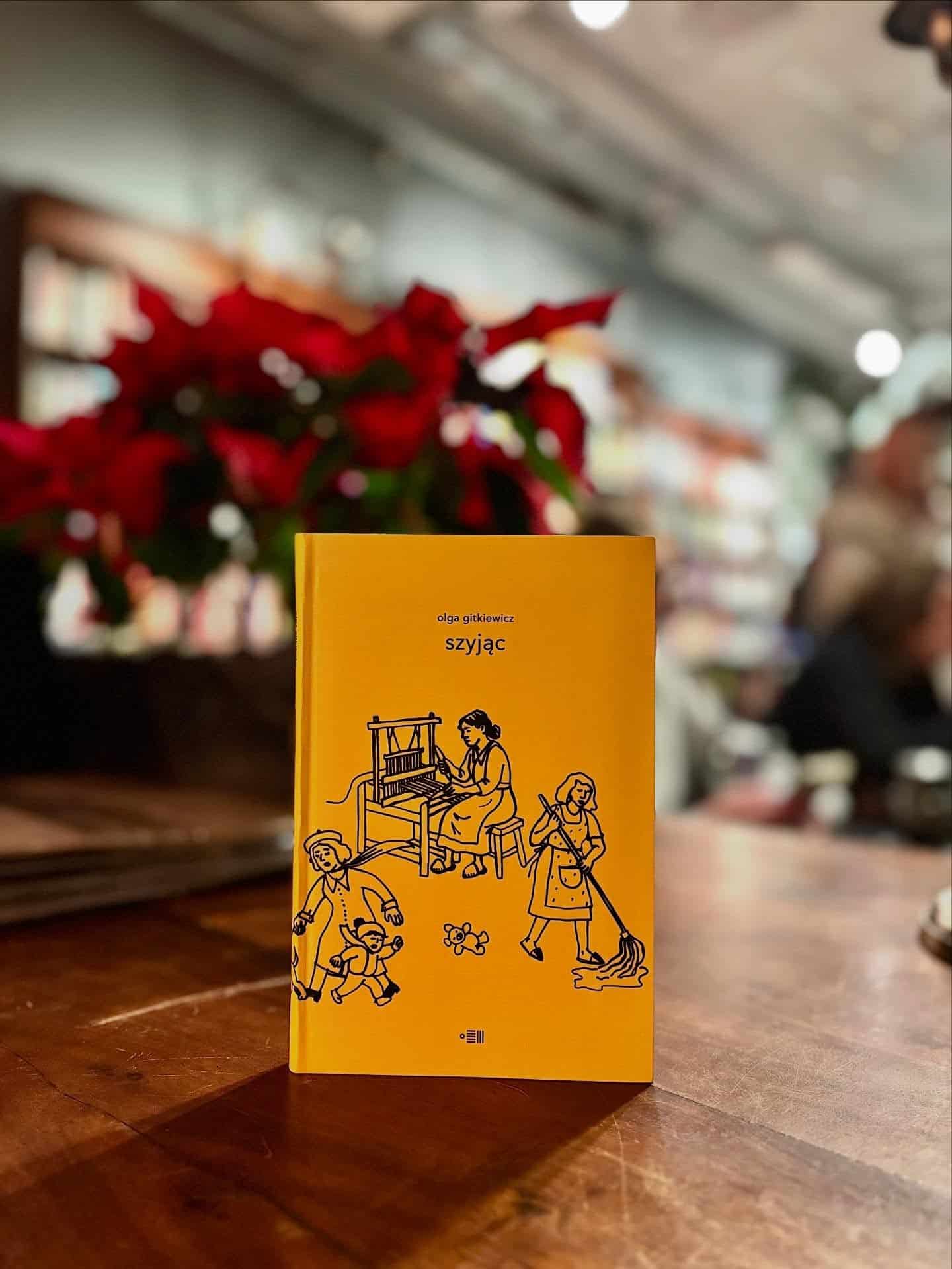 🧡„Lektura obowiązkowa!” - tak Bernadetta Darska pisze o „Szyjąc” Olgi Gitkiewicz!

Czytamy: 

Wpisanie eseju Olgi Gitkiewicz w tradycję antropologii codzienności tak znakomicie realizowanej w „Szczelinach istnienia” i „Błonach umysłu” przez Jolantę Brach-Czainę nie będzie przypadkiem ani zaskoczeniem. W refleksji reporterki na plan pierwszy wysuwa się troska. To dzięki niej możliwe okazuje się zapobieganie temu, co moglibyśmy nazwać małymi dramatami zwyczajności, ale i życie z tym, co trudne, żmudne, męczące, nie zawsze przyjemne. Gitkiewicz nie ukrywa, że interesuje ją płeć tych, którzy najczęściej troszczą się o innych. Kobiety, bo o nich mowa, okazują się w tej opowieści i pełne poświęcenia, i gotowe do nawiązywania międzypokoleniowych relacji, i zmuszone do pracy ponad siły, i wreszcie świadome konieczności zmian oraz rewolucji, jaka musi się dokonać w myśleniu o trosce w przestrzeni publicznej.

Link do pełnej recenzji - w stories!

@bernadettadarska @olga.gitkiewicz 
#dowody #olgagitkiewicz #bernadettadarska #szyjąc #eseje