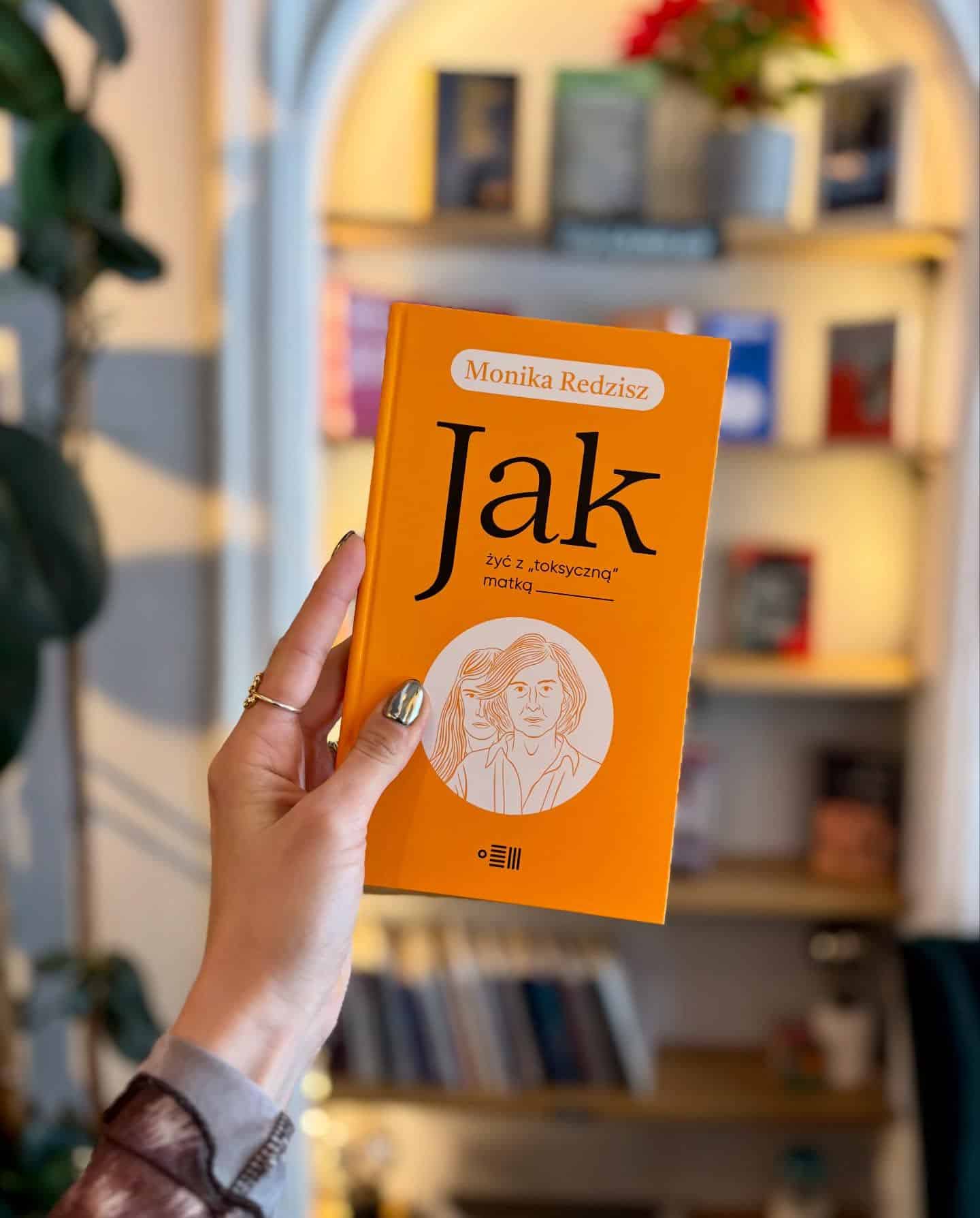 📒 „Toksyczne matki nie są po prostu złymi matkami…”
Monika Redzisz w rozmowie z Łukaszem Pilipem w @wysokieobcasy.pl o przemocy, ambiwalencji, emocjach i granicach — oraz o tym, dlaczego zrozumienie mechanizmów nie umniejsza krzywdy.
Link do wywiadu w stories! 🫶🏼
@lukaszpilip @monikaredzisz #redzisz #wysokieobcasy #jakżyćztoksycznąmatką #nonfiction