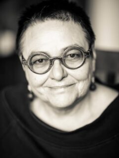 Była wielbicielką ciszy.
- Gdy idę na rozmowę, to przeprowadzam ją tak, jak ty w tej chwili ze mną. I właśnie to jest świetne – odzywa się ten, kto nie wytrzymuje milczenia – mówiła Magdzie Wdowicz-Wierzbowskiej w książce „Reporterki”. - Nauczyłam się wyczekiwać. Cisza ma swoją dramaturgię i trzeba umieć ją czytać. Czasem następuje po niej coś nieoczekiwanego. Nie trzeba się wcielać w rolę dziennikarki, która podstawia dyktafon i bombarduje pytaniami. Zdarza się pomilczeć, popłakać, powzruszać się, powściekać. Ale to są doświadczenia ludzkie, nie reporterskie.
Nie przyjmowała łatwych prawd.
- Moja babcia, kiedy myślała, że umiera – a potem żyła jeszcze piętnaście lat – tak mi powiedziała: „Pamiętaj, bądź zawsze dobra”. To też jest bardzo ważne, ale jak zmierzyć dobroć? Wszystkie te odpowiedzi i wszystkie te prawdy są podejrzane. Wszystkie dadzą się podważyć.
Nie fetyszyzowała warsztatu reportera.
- Mówienie o tym zawodzie wydaje mi się jałowe. Już wiele razy wszyscy o nim opowiadaliśmy. Ważne jest to, co się napisze, a jak to się robi, to drugorzędne. Nie mam poczucia, że z tego mojego gadania coś wynika. Ciekawsze jest mówienie o sprawach i ludziach. Każdy ma jakiś tam własny warsztat. Trzeba wypracować swój, nic nie da słuchanie, że ktoś robi tak, a ktoś inny inaczej. Są ludzie, którzy słuchają z nabożeństwem tych gadek, rozmawiają z wieloma reporterami, a sami nie są w stanie sklecić porządnego tekstu. Trzeba po prostu pisać. To jest klucz. Pisać i mieć fajnego redaktora. O co trudno, ale ciągle jest to możliwe. Warsztat to nuda.
Dziś mija ósma rocznica śmierci reporterki Lidii Ostałowskiej.
Fot. Magdalena Wdowicz-Wierzbowska z książki „Reporterki”