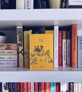 @marika_reads o książce „Szyjąc” Olgi Gitkiewicz:
🪶 Olga Gitkiewicz napisała esej o trosce, i zrobiła to świetnie, podchodząc do tematu z różnych niespodziewanych stron.
Autorka zaczyna od problematyki samego słowa, jego znaczenia w kontraście do innych języków i jego pochodzenia, bo co zaskakujące nasza troska, pochodzi od prasłowiańskiego troskati, co oznacza trzaskać lub pękać. Dalej jest o trosce jako o haśle chętnie wykorzystywanym przez polityków, szczególnie w kampanijnej retoryce albo troska mitologicznych Mojr wyrażona poprzez tkanie przez nie porządku świata. Jest też troska w polemice psychologicznej, o tym, że kobiety mówią głosem troski i o tym, że męska troska uważana jest za cnotę, a damska za oczywistość. I o tej przyrodzonej kobietom trosce, którą widziałyśmy w dzieciństwie w swoich domach, w opiekujących się nami babciach i w zmęczonych po pracy mamach, które przygotowywały dla nas obiad.
Oczywiście tych opisanych perspektyw, z których autorka omawia troskę jest więcej, ale to już musicie same przeczytać. Na koniec, to co najbardziej mnie ujęło w tej mini książce, to detale codzienności trafnie opisywane przez Gitkiewicz. Wielokrotnie czułam się jakbym czytała swoje spostrzeżenia czy wspomnienia, a jednym z nich jest fragment, który udostępniłam w zdjęciowej karuzeli tego posta, zerknijcie plis.
A skąd ten tytuł, „Szyjąc”? Niech podpowiedzą wam wspomniane wyżej Mojry 🪡 🙂 Polecam bardzo, czytajcie!
#szyjąc #olgagitkiewicz #books