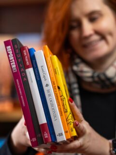 Kilka słów od redaktorki naczelnej: Julianny Jonek-Springer!

To była intensywna końcówka roku... Kalendarz wydawniczy - przynajmniej w małych wydawnictwach - jest jak ciasto drożdżowe: potrzebuje dużo czasu i wysiłku, odpowiednich warunków, na które nie zawsze mamy wpływ, a do tego trochę szczęścia, żeby wszystko się udało. A i tak czasem nie wiadomo, czemu ciasto w ostatniej chwili upadło... I tak w wyniku zawalonych deadline’ów, nagłych zmian w koncepcjach czy innych małych katastrof w ostatnim kwartale wydaliśmy połowę tego, co ukazało się w Dowodach przez cały rok. 

Ale wiecie co? Może i musieliśmy walczyć, zaciskać zęby, nie spać po nocach, ale oddaliśmy w Wasze ręce książki różnorodne, mamy nadzieję, że jakościowo jak najlepsze, a przede wszystkim ambitne, zaskakujące, wkładające kij w mrowisko i trafiające prosto w serce. Już zleciliśmy dodruk ROKU OGRODNIKA, bo tak Was zachwycił esej o ogrodnictwie (i o życiu). Nad TO TYLKO PIES wypłakujecie oczy. W TROSCE przeglądacie się (zwłaszcza Wy, drogie Czytelniczki) jak w lustrze JAK WSPIERAĆ TRANSPŁCIOWE DZIECKO w odważny sposób mówi o doświadczeniu, które wciąż wywołuje w naszym społeczeństwie szalone emocje, również negatywne, dlatego tak ważne, żeby poruszać ten temat umiejętnie i mądrze. REPORTERKI poruszyły samą Hannę Krall, której SZUFLADĘ ocaliliśmy przed zniszczeniem (uwaga, ta czarna książka to biały kruk! 400 numerowanych ręcznie egzemplarzy). JAK ŻYĆ Z „TOKSYCZNĄ” MATKĄ prowokuje lawiny komentarzy pod rozmowami z Moniką. 

Uff. 

2026 roku też zapowiada się pracowicie 🙂 Urodzi się niejedno dowodowe dziecko. Ale po tym, jak przyjmujecie nasze książki, widzimy, że ciągle warto. Dzięki ❤

@julianna_jonek_springer 
#dowody #wydawnictwodowody