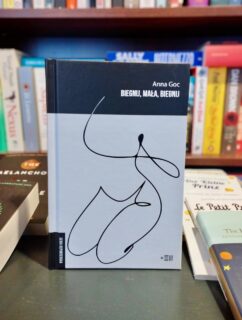 Dziś mija 20 lat od katastrofy budowlanej na terenie Międzynarodowych Targów Katowickich. 

W związku z tym Tygodnik Powszechny przypomina tekst Anny Goc „Wracają do dziś”, który został wyróżniony w ramach Nagrody im. Krystyny Bochenek. Tekst ten jest częścią książki „Biegnij, mała, biegnij”. 

Reportaż opublikowany w książce i w Tygodniku Powszechnym to opowieść o gołębiach pocztowych przez pryzmat wierności, pamięci i miłości, która nie kończy po śmierci. O braciach, Andrzeju i Zbyszku Malcherach, hodowcach z Górnego Śląska, którzy zginęli w katastrofie hali MTK w Katowicach. I o ptakach, które – sprzedane po tragedii, oddane innym ludziom – wciąż wracają na dach ich rodzinnego domu.

Zapraszamy do lektury tekstu (link w stories!) 
I do lektury książki!

@tygodnik @goc_anna 
#annagoc #katastrofawkatowicach