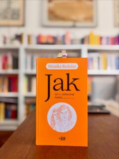 📚 Mamy świetną wiadomość!

Książka Wydawnictwa Dowody — 
„Jak żyć z »toksyczną« matką” Moniki Redzisz — znalazła się w zestawieniu „Podsumowanie 2025: 25 ważnych książek” autorstwa Mateusza Kołodzieja.

To poruszająca, reporterska opowieść o dorosłych dzieciach, które zostały zranione w relacji z matką — i o samych matkach, które próbują nazwać, zrozumieć i unieść konsekwencje swoich zachowań. Bez prostych ocen, za to z uważnością na mechanizmy, dziedziczenie wzorców i „toksyczność”, która bywa także efektem bezradności, lęku i nieprzepracowanej krzywdy.

Dziękujemy za to wyróżnienie — i za każdą rozmowę, którą ta książka już uruchomiła. ❤️

#redzisz #jakżyćztoksycznąmatką
