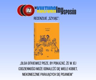 📚 Rafał Kowalski z bloga „W kulturalny sposób” recenzuje „Szyjąc” Olgi Gitkiewicz.

W swojej recenzji pokazuje, że to nie „kolejny zbiór tekstów”, tylko książka, w której codzienność – ta najprostsza, oblepiona obowiązkami, praniem, zmywaniem i karmieniem – staje się pełnoprawnym tematem literatury. I że czteroletnia przerwa po „Krahelska. Krahelskie” (obie książki wydało Wydawnictwo Dowody) znajduje tu bardzo konkretny sens: pisanie wchodzi w konflikt z życiem, które nie robi pauzy.
Kowalski zwraca uwagę na to, jak Gitkiewicz potrafi przechodzić od rzeczy osobistych do spraw systemowych: od doświadczenia macierzyństwa i pracy opiekuńczej, przez kulturę i popkulturę, po pytania o etykę troski i o to, co (i czy) wolno zrobić z cudzą intymnością w sztuce. W tej perspektywie „Szyjąc” jest książką o trosce — rozumianej szeroko: jako relacja, obowiązek, praca, niewidzialny koszt i forma przetrwania.

Link do tekstu w stories👆🏼
@olga.gitkiewicz