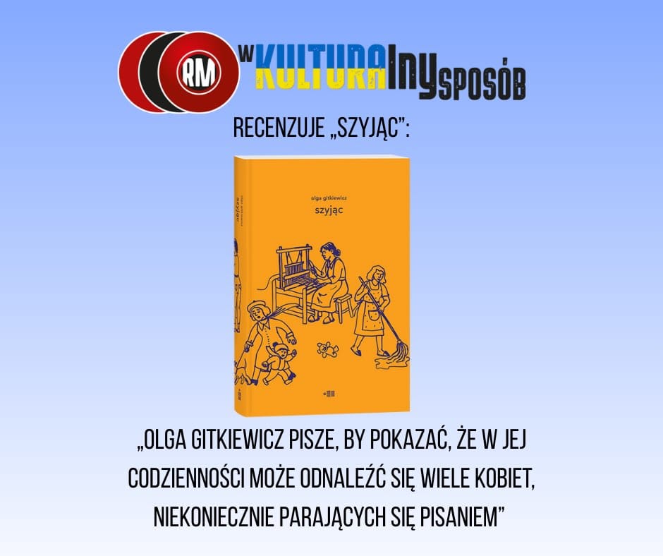 📚 Rafał Kowalski z bloga „W kulturalny sposób” recenzuje „Szyjąc” Olgi Gitkiewicz.

W swojej recenzji pokazuje, że to nie „kolejny zbiór tekstów”, tylko książka, w której codzienność – ta najprostsza, oblepiona obowiązkami, praniem, zmywaniem i karmieniem – staje się pełnoprawnym tematem literatury. I że czteroletnia przerwa po „Krahelska. Krahelskie” (obie książki wydało Wydawnictwo Dowody) znajduje tu bardzo konkretny sens: pisanie wchodzi w konflikt z życiem, które nie robi pauzy.
Kowalski zwraca uwagę na to, jak Gitkiewicz potrafi przechodzić od rzeczy osobistych do spraw systemowych: od doświadczenia macierzyństwa i pracy opiekuńczej, przez kulturę i popkulturę, po pytania o etykę troski i o to, co (i czy) wolno zrobić z cudzą intymnością w sztuce. W tej perspektywie „Szyjąc” jest książką o trosce — rozumianej szeroko: jako relacja, obowiązek, praca, niewidzialny koszt i forma przetrwania.

Link do tekstu w stories👆🏼
@olga.gitkiewicz