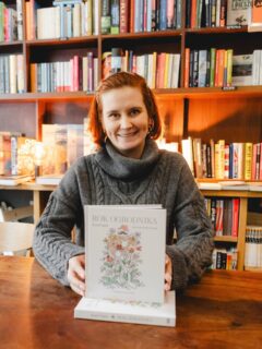 „Rok ogrodnika” Karela Čapka (tłumaczenie: Elżbieta Zimny) skradł Wasze serca!💚
Tak bardzo, że skończył nam się nakład! Ale, ale, spokojna głowa - właśnie przybyła nowa porcja książek. 

Za oknami zima, plucha i mróz, więc, uwierzcie, przyda Wam się dowcipna, ciepła opowieść o ogrodzie, o pochwale cierpliwości, rytmu natury, o małych codziennych zwycięstwach.
Rozgrzewa, utula, bawi. 
To literacka i wizualna uczta - tekstowi Karela Čapka towarzyszą rysunki jego brata, Josefa.

Przybywajcie na dowody.com lub do @wrzenie_swiata_ir2 🫶🏼

PS. Zdradzimy tajemnicę - tworzymy dla Was wyjątkowy audiobook. Kto czyta? Tego jeszcze nie powiemy, ale… będą Państwo zadowoleni 😎

Na zdjęciu: redaktor naczelna Dowodów: @julianna_jonek_springer 

#dowody #karelcapek