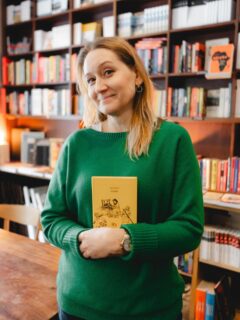 💛 Olga Gitkiewicz trzyma swoją żółtą książkę. 
Łapcie fragment (dziś specjalny, dla tych zmęczonych) „Szyjąc” i – jeśli jeszcze jej nie macie – zachęcamy Was do nadrobienia zaległości. 

„Pracę opiekuńczą, pracę troski podejmuje się często bezwiednie i z dnia na dzień. Nie odpowiada się na ogłoszenie z wyszczególnionym zestawem obowiązków, nie przechodzi się rozmów kwalifikacyjnych, nie odwiedza lekarza medycyny pracy, żeby orzekł, czy ktoś się do tego zajęcia nadaje. Żadnych benefitów, żadnych dodatków, żadnej pensji, składek, żadnego work-life balance, bo w domopracy jest się ciągle, myślą, mową, uczynkiem i zaniedbaniem. Nawet przez sen, bez szans na awans, w zasadzie bez możliwości rzucenia papierami, gdy ma się już dość. 
  Jedynym kontraktem, który się tutaj urzeczywistnia, jest kontrakt płci, przy czym – podobnie jak w przypadku klasycznej umowy o pracę – strony tego kontraktu nie są równorzędnymi podmiotami. 
Praca troski to jednocześnie żadne dupogodziny, żadne znajdywanie sobie zajęcia na siłę. Troska jest jak komora maszyny losującej, w kasecie znajduje się sześćset pięćdziesiąt osiem kul, nie proszę o zwolnienie blokady. Ale losowanie i tak się zaczyna, codziennie, co chwila”

Zapraszamy na dowody.com!