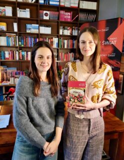 🙌 Mamy dla Was niespodziankę! W sumie to aż dwie!
Dziś gościnią Weroniki Wawrzkowicz w kolejnej odsłonie Wrzenia Nowego Świata była Agata Turkot, aktorka, która w tym roku nominowana była do Polskich Nagród Filmowych Orły za rolę Gośki w „Domie dobrym” Wojciecha Smarzowskiego.
To właśnie Agata nagrała dla Was audiobook książki Darii Grzesiek - „To był tylko pies. O żałobie po zwierzętach”! Od 23 lutego będzie on dostępny na serwisach z audiobookami.
🐾 A kolejna niespodzianka? Możecie zamówić książkę w papierze z autografami Darii Grzesiek i Agaty Turkot.
Jak to zrobić? Przyjść do Wrzenia Świata albo w komentarzu do zamówienia na dowody.com zaznaczyć, że prosicie o egzemplarz podpisany przez Agatę i Darię.
Pamiętajcie - liczba egzemplarzy z autografami jest limitowana!
#tobyłtylkopies #dariagrzesiek #agataturkot @piesdopary @agata_t @wrzenie_swiata_ir2 @weronika.wawrzkowicz